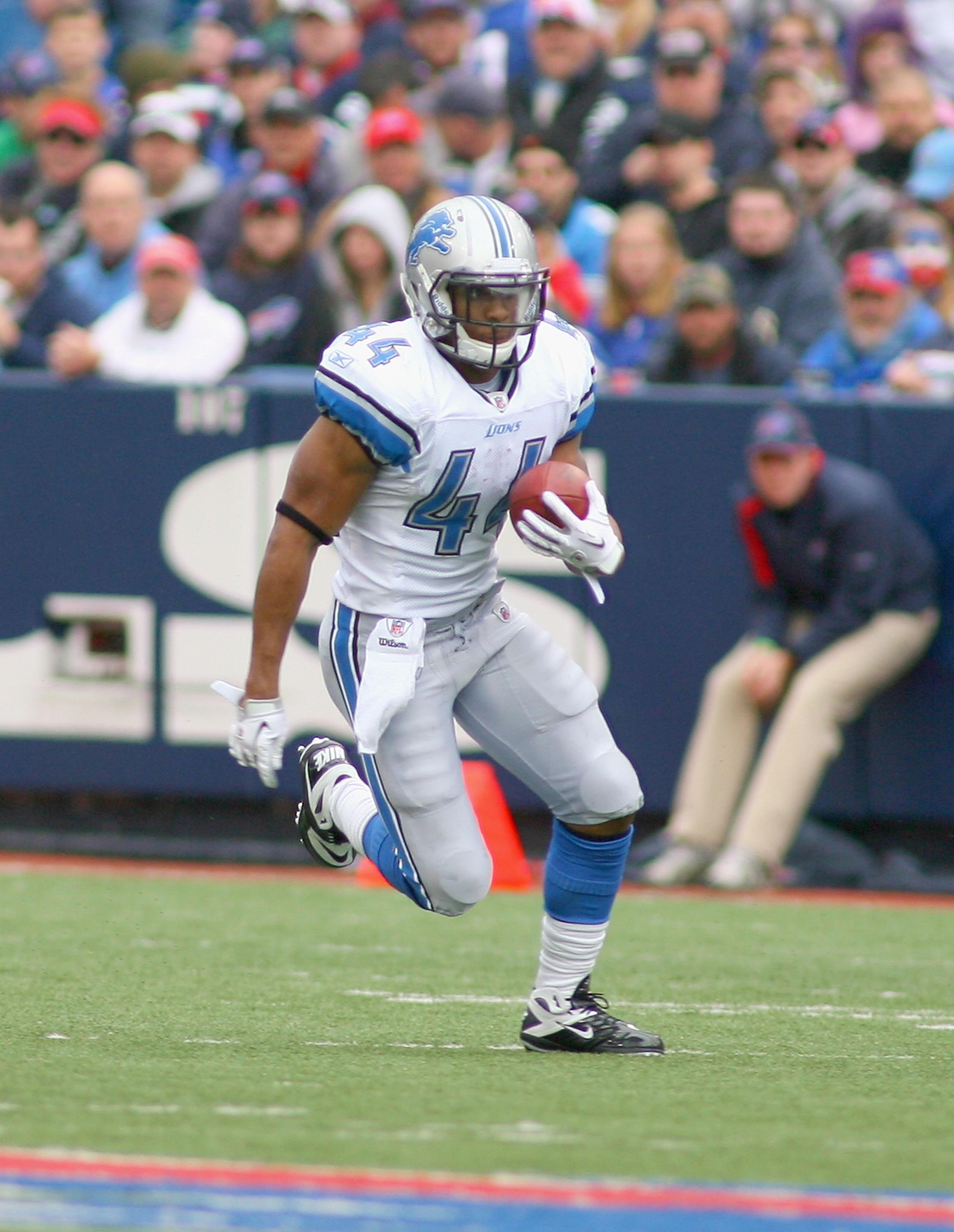 ORCHARD PARK, NY - NOVEMBER 14:  Jahvid Best #44  of the Detroit Lions runs against the Buffalo Bills at Ralph Wilson Stadium on November 14, 2010 in Orchard Park, New York. The Bills won 14-12.  (Photo by Rick Stewart/Getty Images)