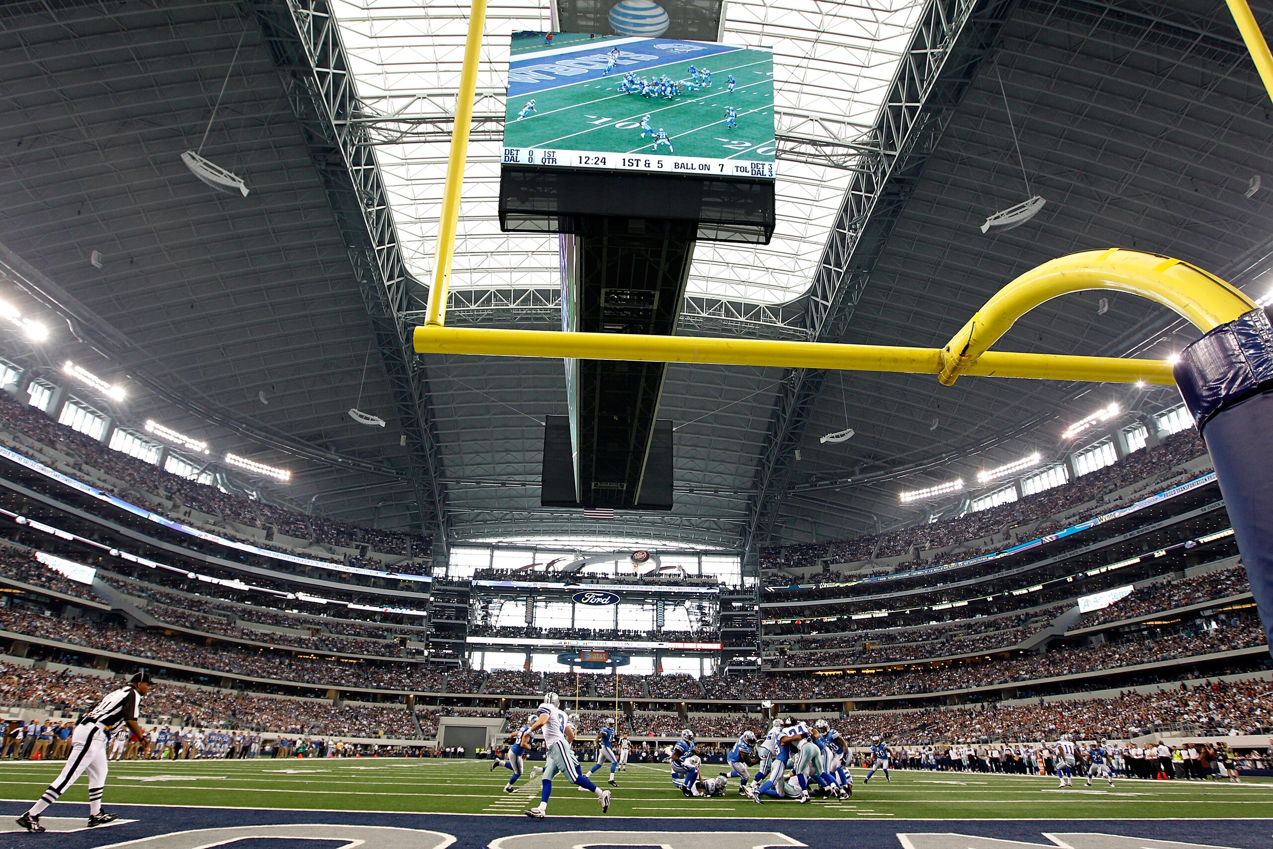 ARLINGTON, TX - NOVEMBER 21:  The Dallas Cowboys take on the Detroit Lions at Cowboys Stadium on November 21, 2010 in Arlington, Texas.  The Cowboys beat the Lions 35-19.  (Photo by Tom Pennington/Getty Images)