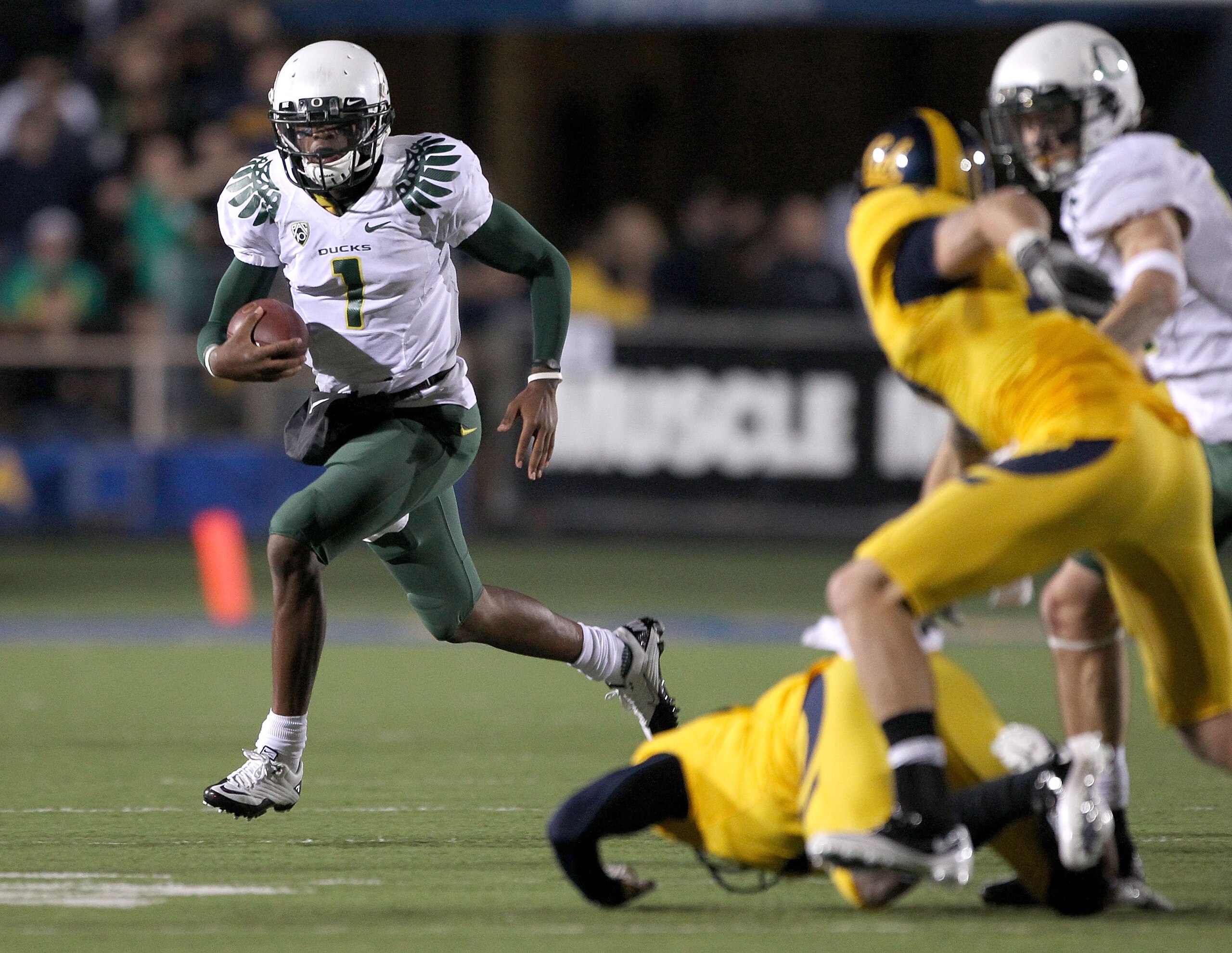 BERKELEY, CA - NOVEMBER 13:  Darron Thomas #1 of the Oregon Ducks in action during their game against the California Golden Bears  at California Memorial Stadium on November 13, 2010 in Berkeley, California.  (Photo by Ezra Shaw/Getty Images)