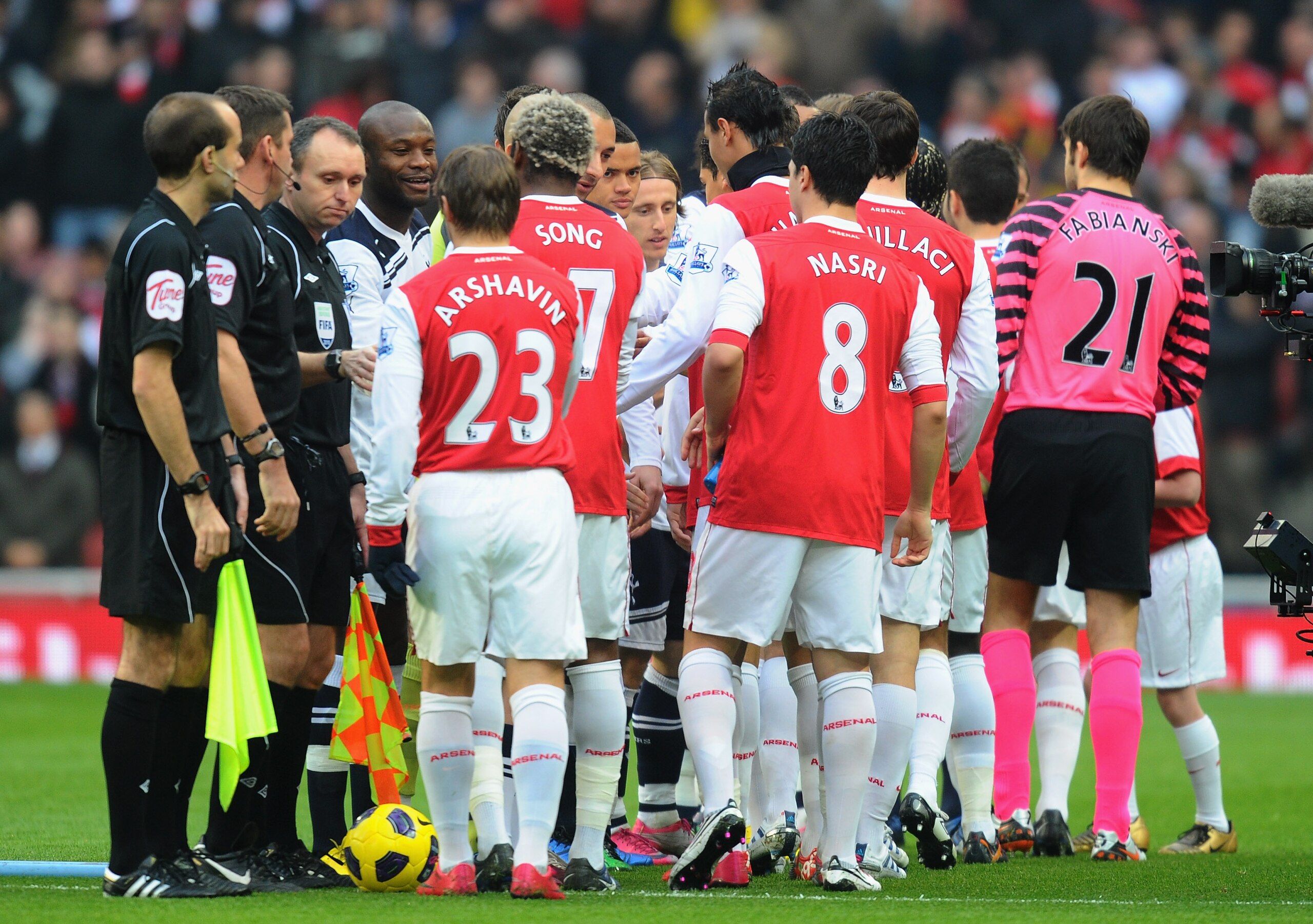 LONDON, ENGLAND - NOVEMBER 20:  Arsenal and Tottenham players shake hands before the Barclays Premier League match between Arsenal and Tottenham Hotspur at the Emirates Stadium on November 20, 2010 in London, England.  (Photo by Mike Hewitt/Getty Images)