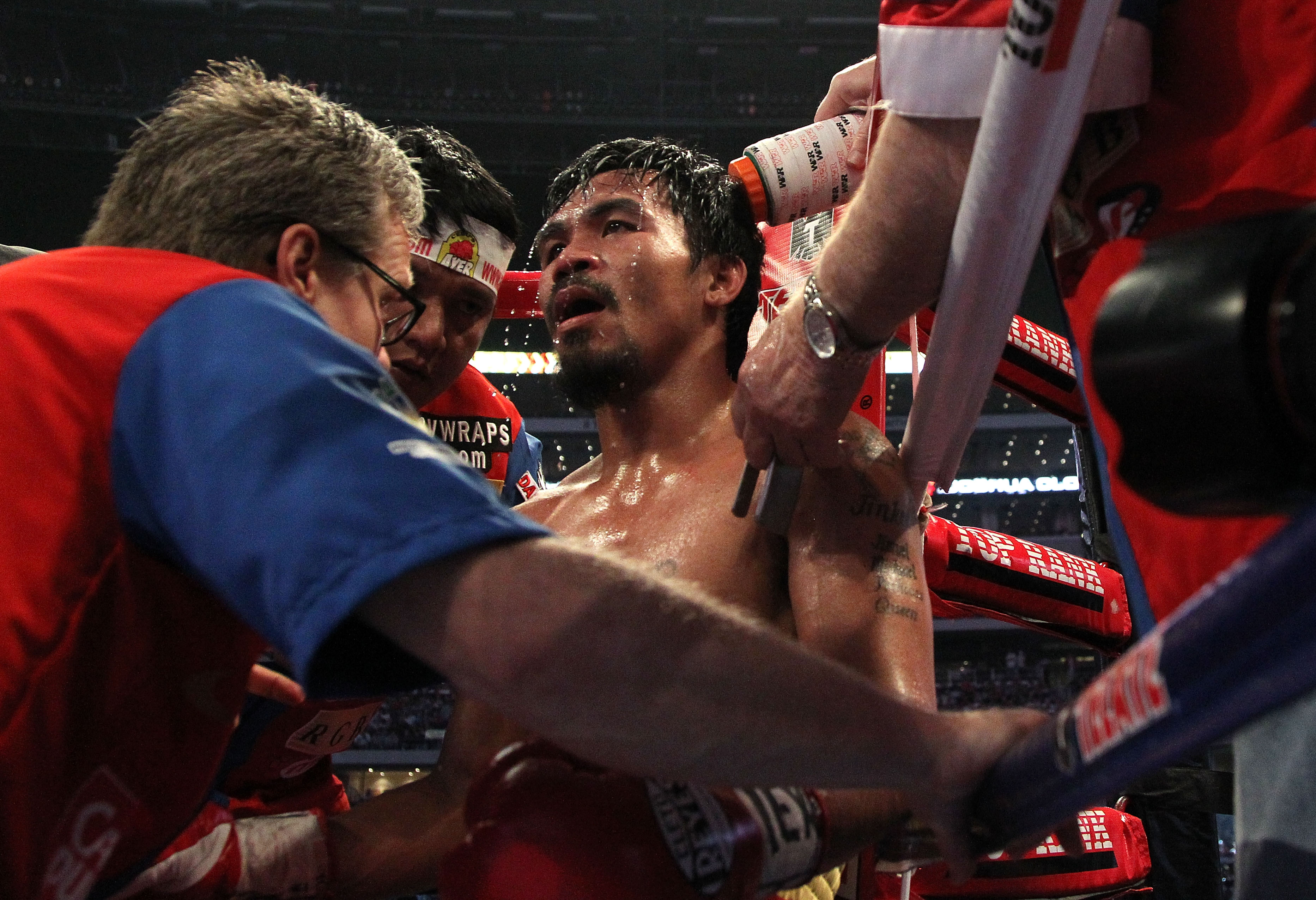 ARLINGTON, TX - MARCH 13:  Manny Pacquiao of the Philippines sits in his corner with trainer Freddie Roach between rounds against Joshua Clottey of Ghana during the WBO welterweight title fight at Cowboys Stadium on March 13, 2010 in Arlington, Texas.  (P
