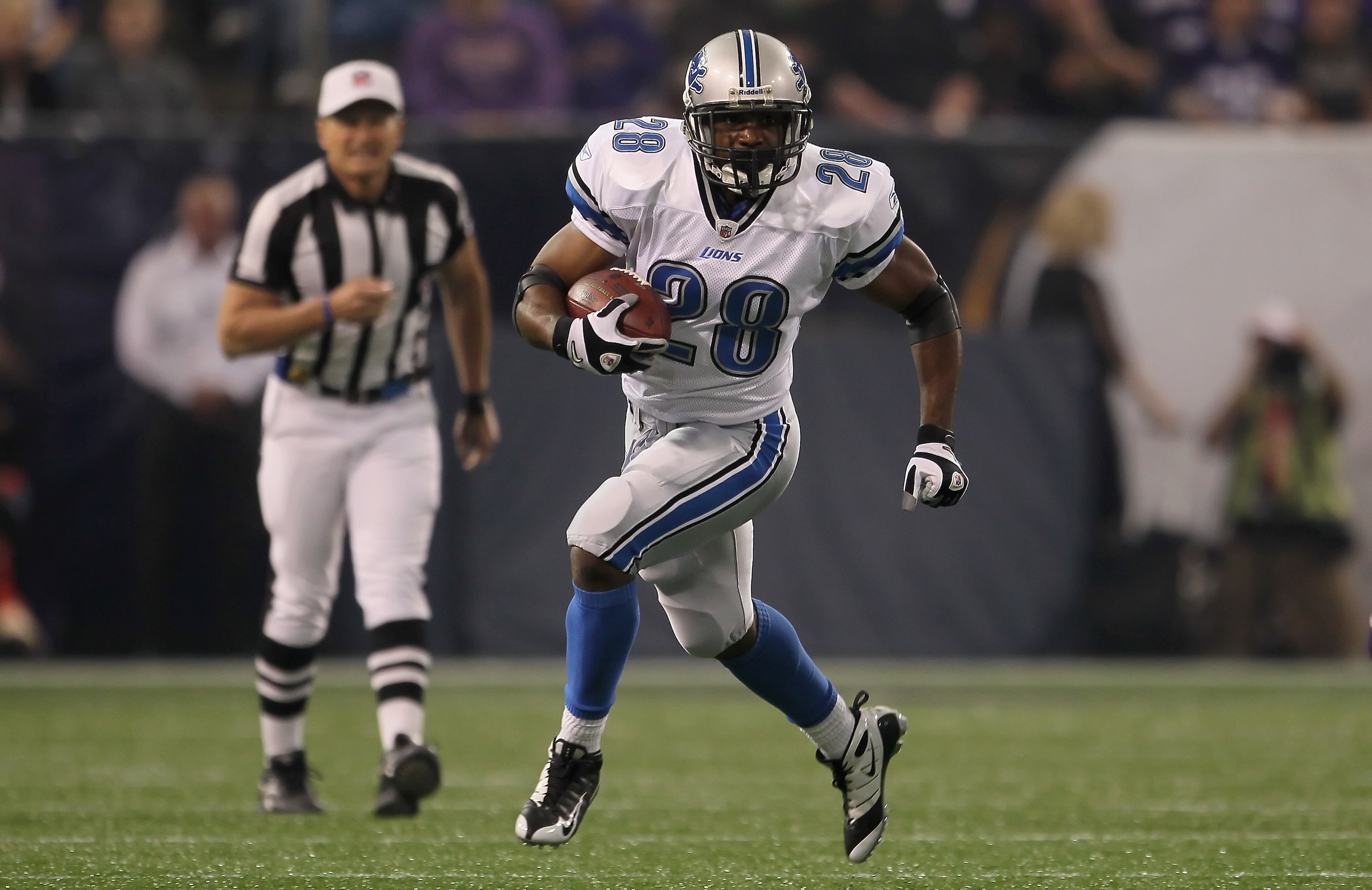 MINNEAPOLIS - SEPTEMBER 26:  Running back Maurice Morris #28 of the Detroit Lions carries the ball against the Minnesota Vikings at Mall of America Field on September 26, 2010 in Minneapolis, Minnesota. The Vikings defeated the Lions 24-10.  (Photo by Jef