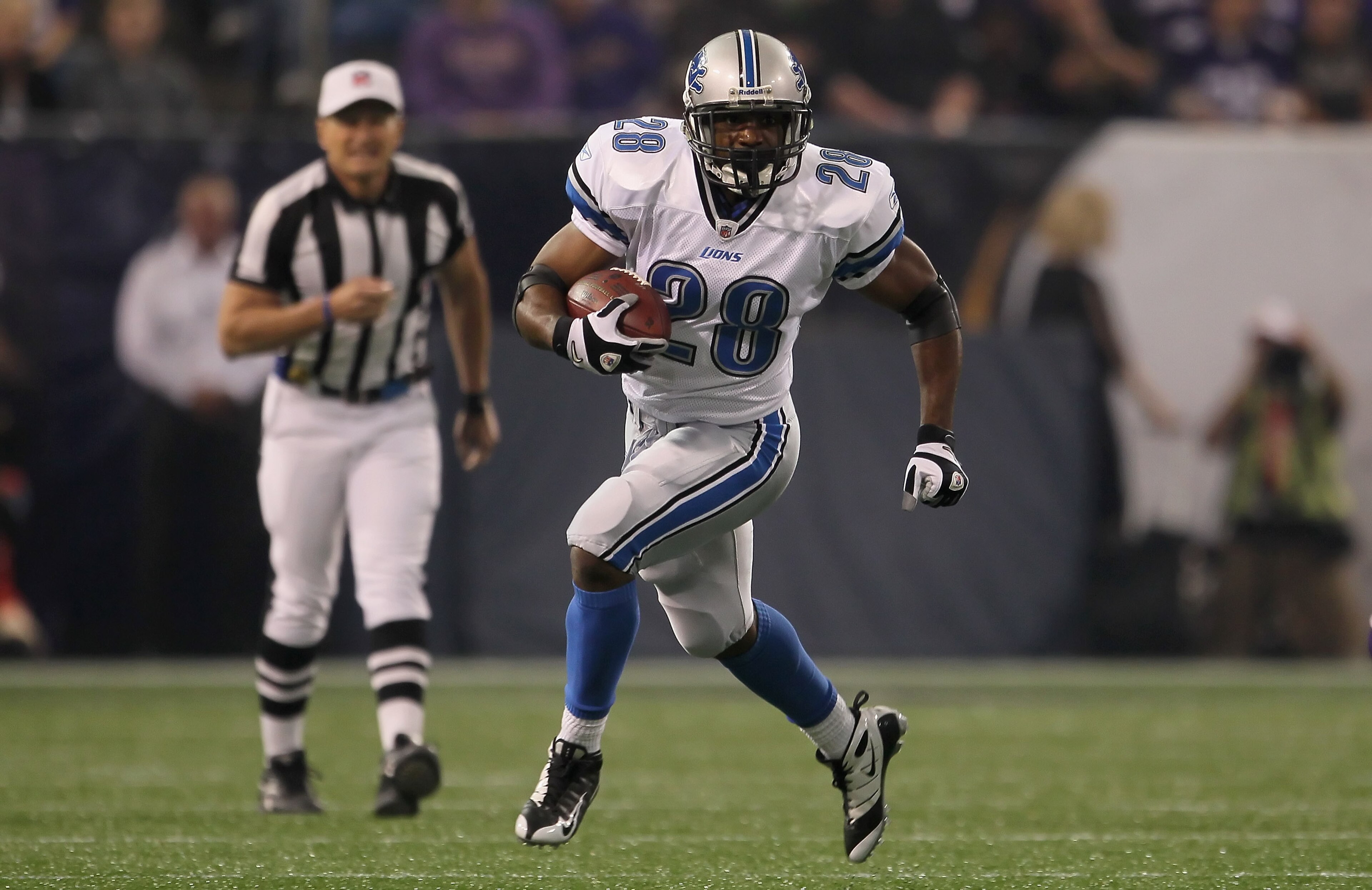 MINNEAPOLIS - SEPTEMBER 26:  Running back Maurice Morris #28 of the Detroit Lions carries the ball against the Minnesota Vikings at Mall of America Field on September 26, 2010 in Minneapolis, Minnesota. The Vikings defeated the Lions 24-10.  (Photo by Jef