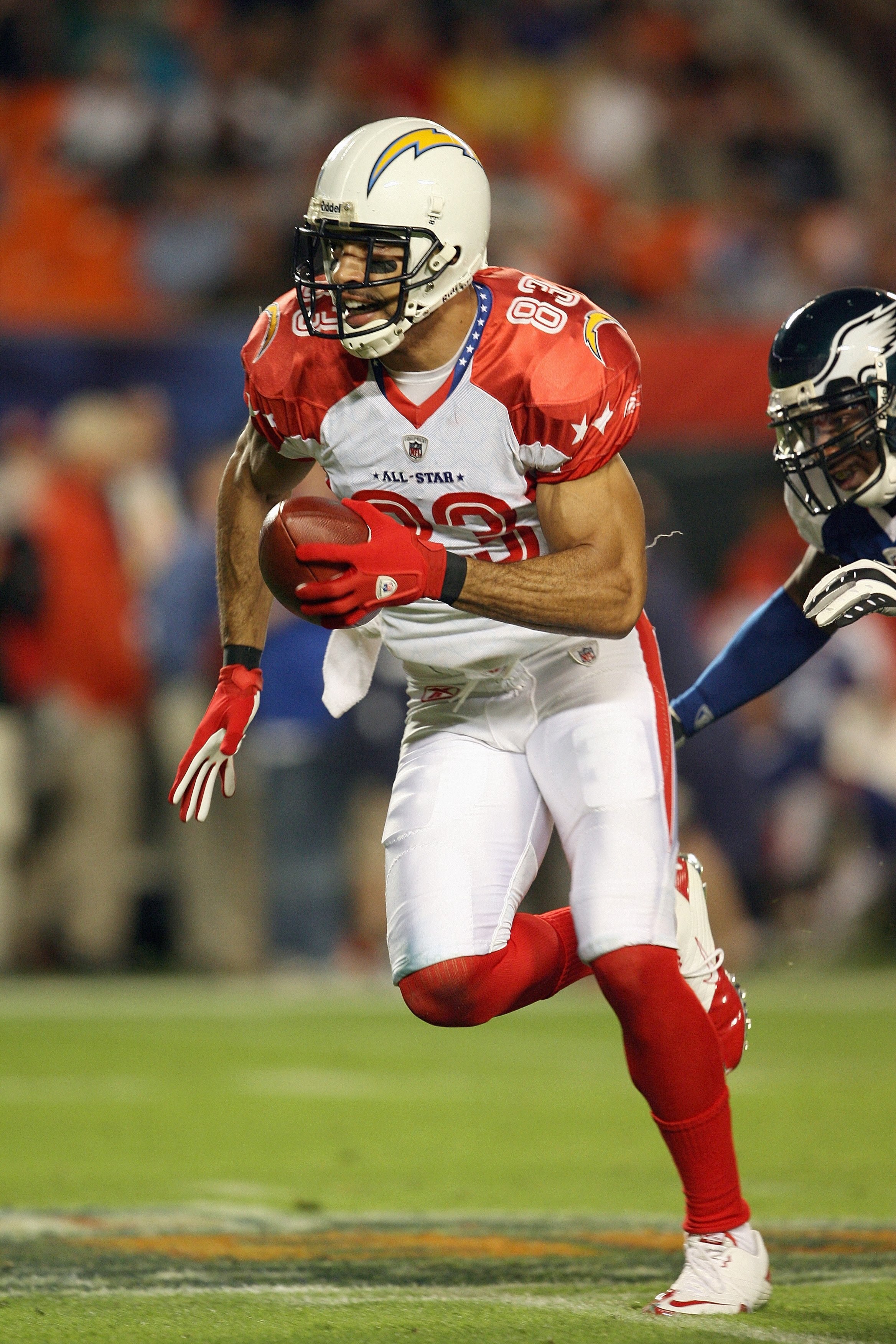 MIAMI GARDENS, FL - JANUARY 31:  Vincent Jackson #83 of the San Deigo Chargers carries the ball during the 2010 AFC-NFC Pro Bowl at Sun Life Stadium on January 31, 2010 in Miami Gardens, Florida. (Photo by Doug Benc/Getty Images)