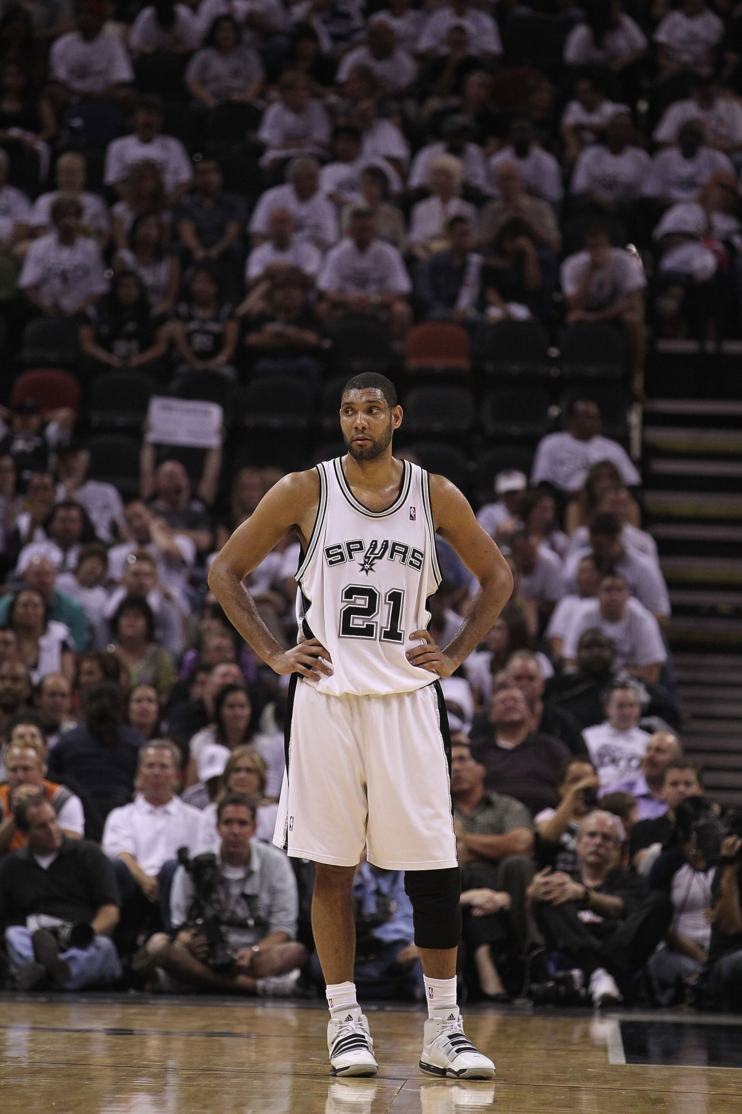 SAN ANTONIO - MAY 07: Tim Duncan #21 of the San Antonio Spurs in Game Three of the Western Conference Semifinals during the 2010 NBA Playoffs at AT&T Center on May 7, 2010 in San Antonio, Texas. NOTE TO USER: User expressly acknowledges and agrees that, SAN ANTONIO - MAY 07: Tim Duncan #21 of the San Antonio Spurs in Game Three of the Western Conference Semifinals during the 2010 NBA Playoffs at AT&T Center on May 7, 2010 in San Antonio, Texas. NOTE TO USER: User expressly acknowledges and agrees that,