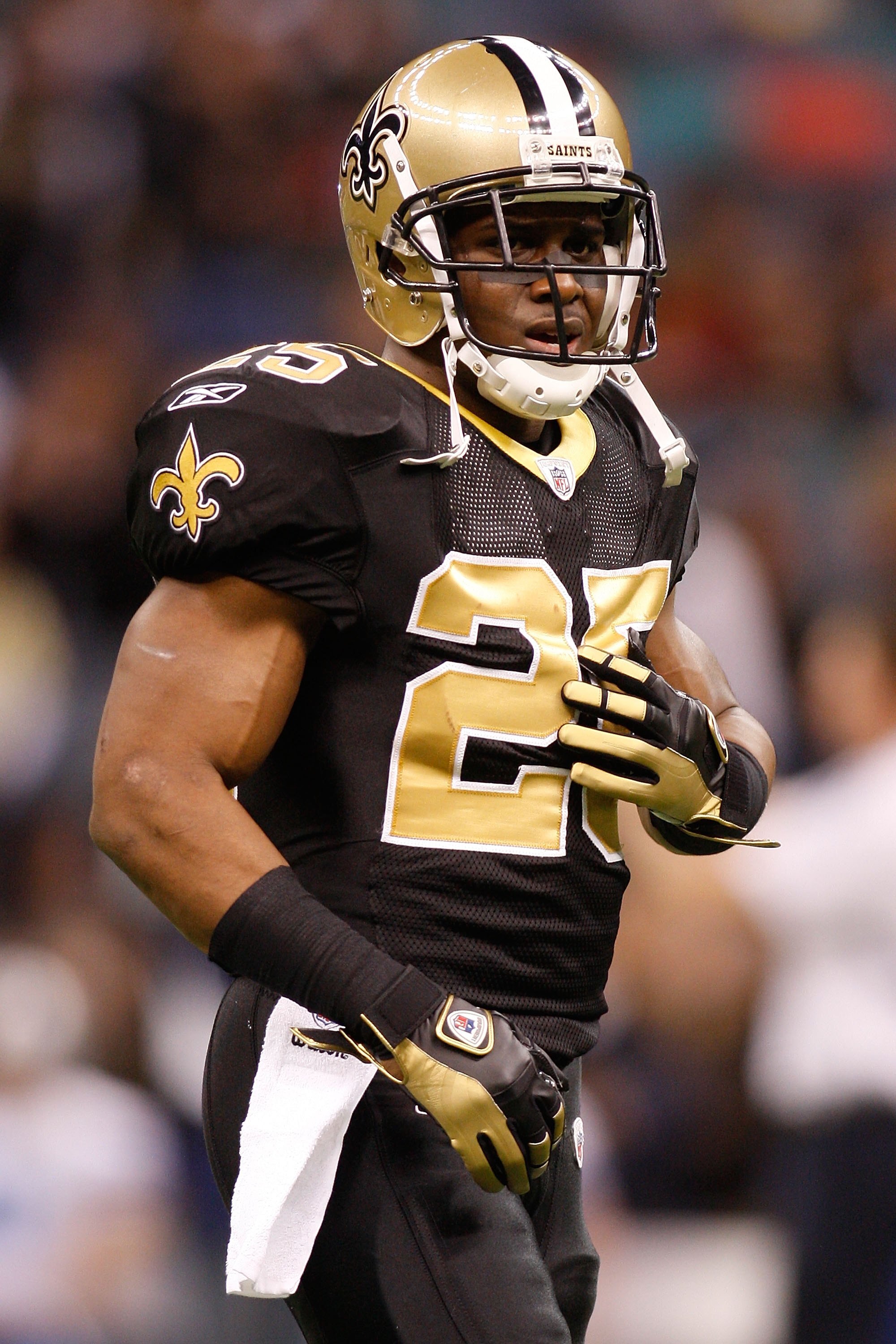 NEW ORLEANS - DECEMBER 19:  Reggie Bush #25 of the New Orleans Saints warms up during pregame before playing the Dallas Cowboys at the Louisiana Superdome on December 19, 2009 in New Orleans, Louisiana.  (Photo by Chris Graythen/Getty Images)