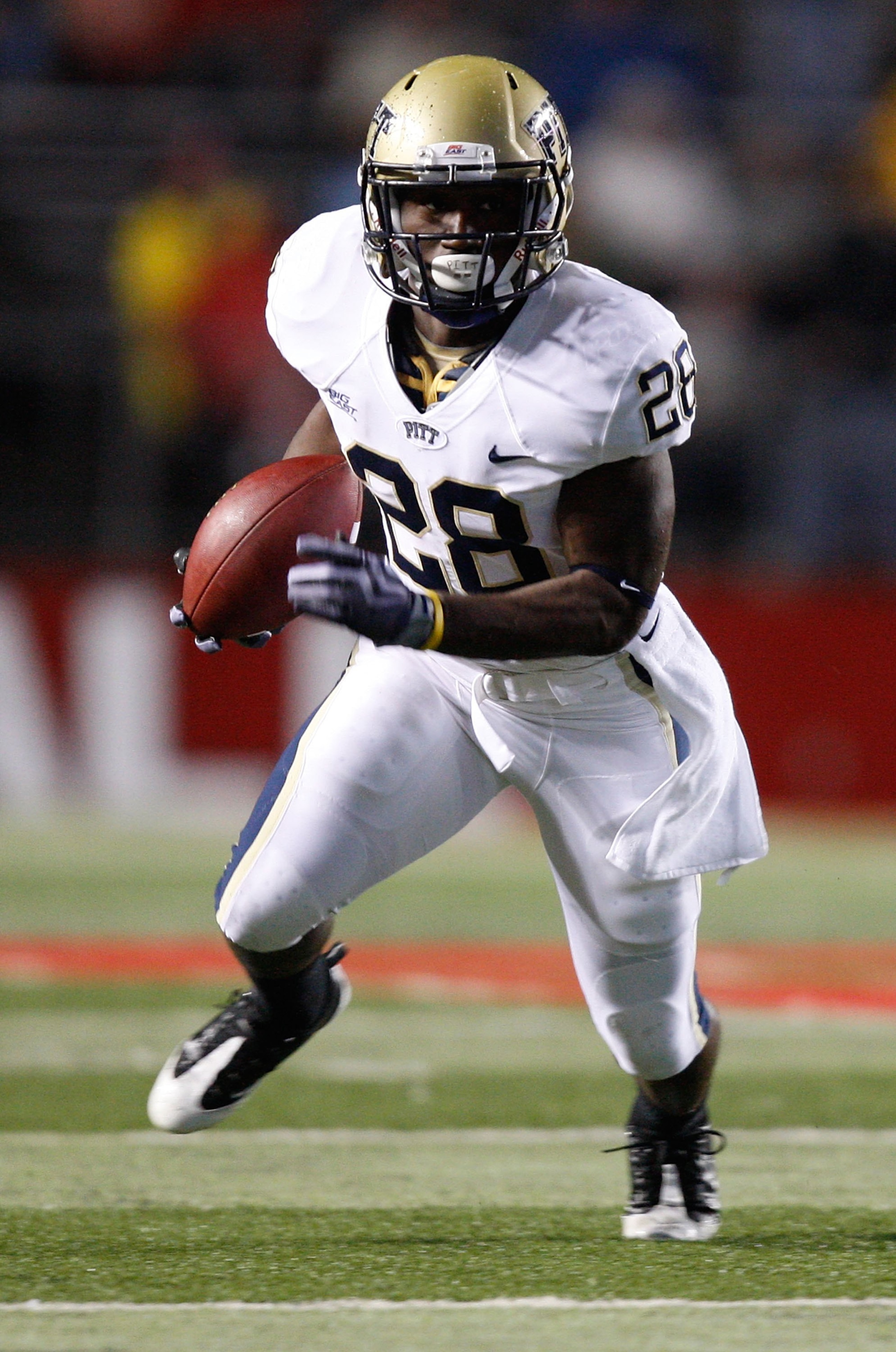 PISCATAWAY, NJ - OCTOBER 16:  Dion Lewis #28 of the University of Pittsburgh Panthers runs against the the Rutgers University Scarlett Knights on October 16, 2009 at Rutgers Stadium in Piscataway, New Jersey.  (Photo by Jared Wickerham/Getty Images)