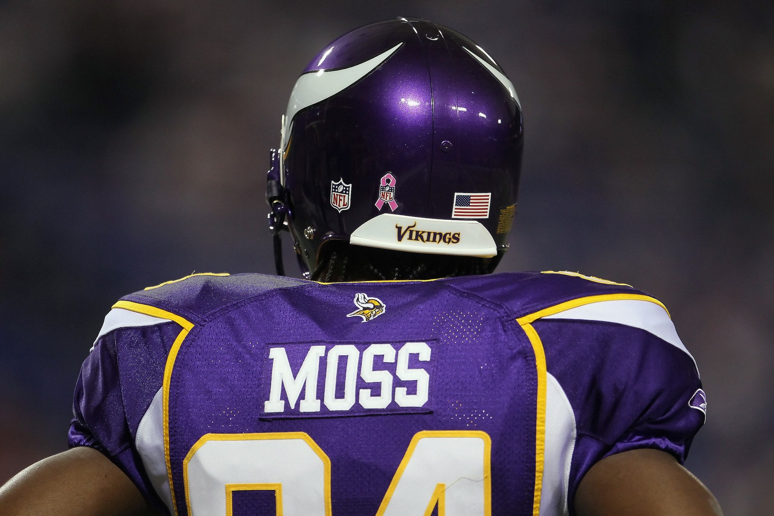 MINNEAPOLIS - OCTOBER 17: Wide receiver Randy Moss #84 the Minnesota Vikings looks on prior to the start of the game against the Dallas Cowboys at Mall of America Field on October 17, 2010 in Minneapolis, Minnesota. (Photo by Jeff Gross/Getty Images) MINNEAPOLIS - OCTOBER 17: Wide receiver Randy Moss #84 the Minnesota Vikings looks on prior to the start of the game against the Dallas Cowboys at Mall of America Field on October 17, 2010 in Minneapolis, Minnesota. (Photo by Jeff Gross/Getty Images)