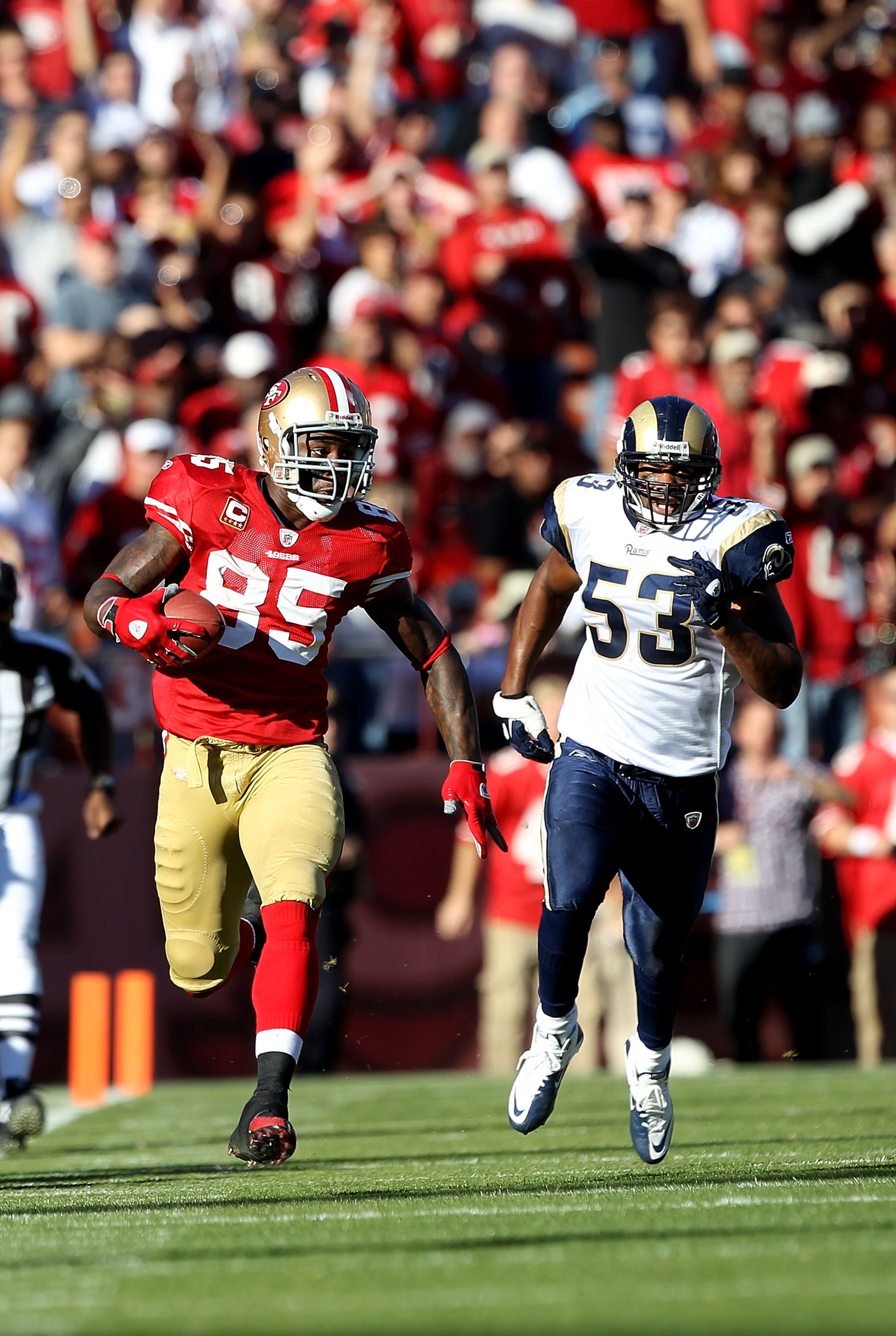 SAN FRANCISCO - NOVEMBER 14: Vernon Davis #85 of the San Francisco 49ers outruns Na'il Diggs #53 of the St. Louis Rams at Candlestick Park on November 14, 2010 in San Francisco, California. (Photo by Ezra Shaw/Getty Images) SAN FRANCISCO - NOVEMBER 14: Vernon Davis #85 of the San Francisco 49ers outruns Na'il Diggs #53 of the St. Louis Rams at Candlestick Park on November 14, 2010 in San Francisco, California. (Photo by Ezra Shaw/Getty Images)