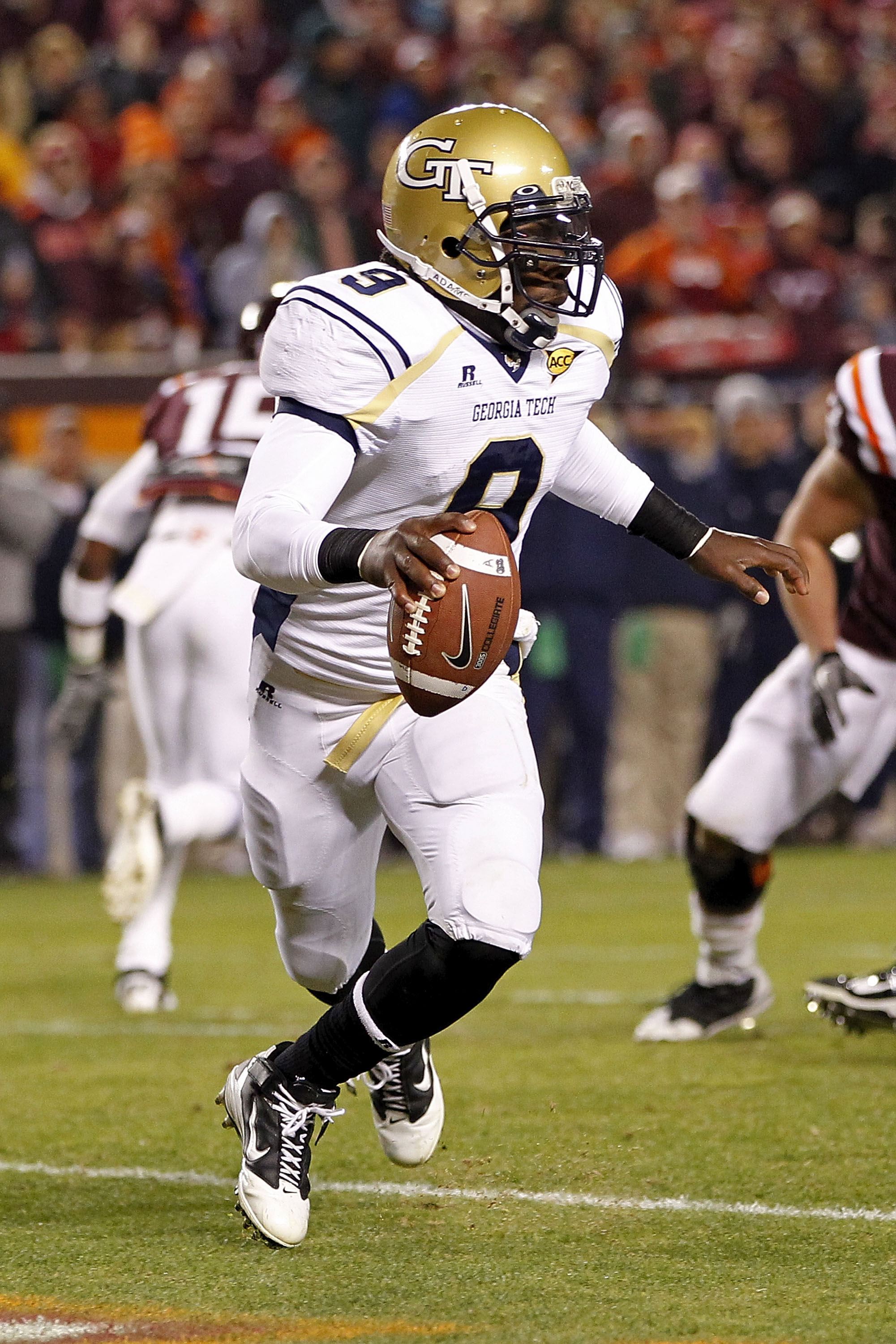 BLACKSBURG, VA - NOVEMBER 04:  Quarterback Joshua Nesbitt #9 of the Georgia Tech Yellow Jackets runs with the ball against the Virginia Tech Hokies at Lane Stadium on November 4, 2010 in Blacksburg, Virginia.  (Photo by Geoff Burke/Getty Images)