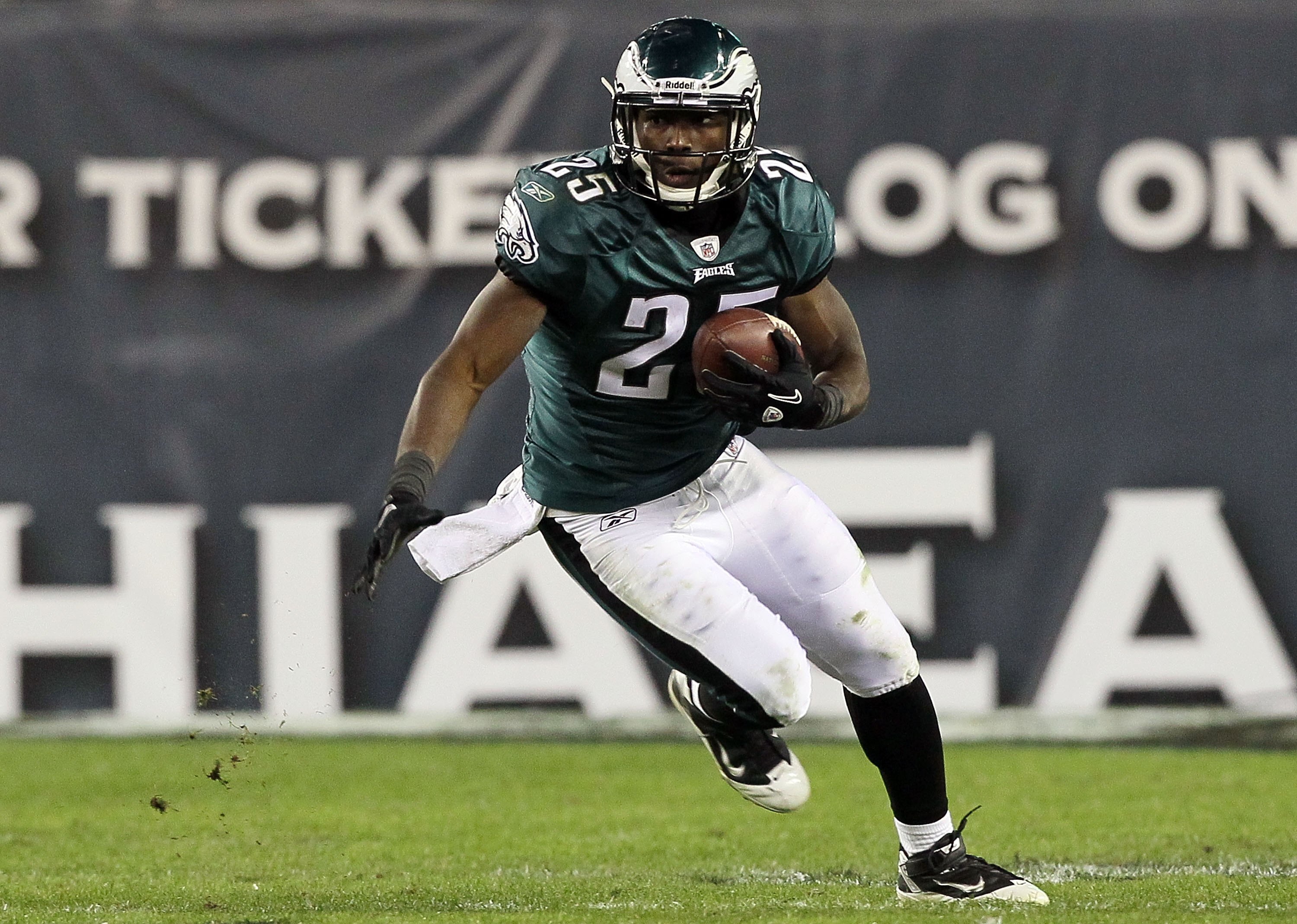 PHILADELPHIA - NOVEMBER 07:  LeSean McCoy #25 of the Philadelphia Eagles runs the ball against the Indianapolis Colts on November 7, 2010 at Lincoln Financial Field in Philadelphia, Pennsylvania. The Eagles defeated the Colts 26-24.  (Photo by Jim McIsaac