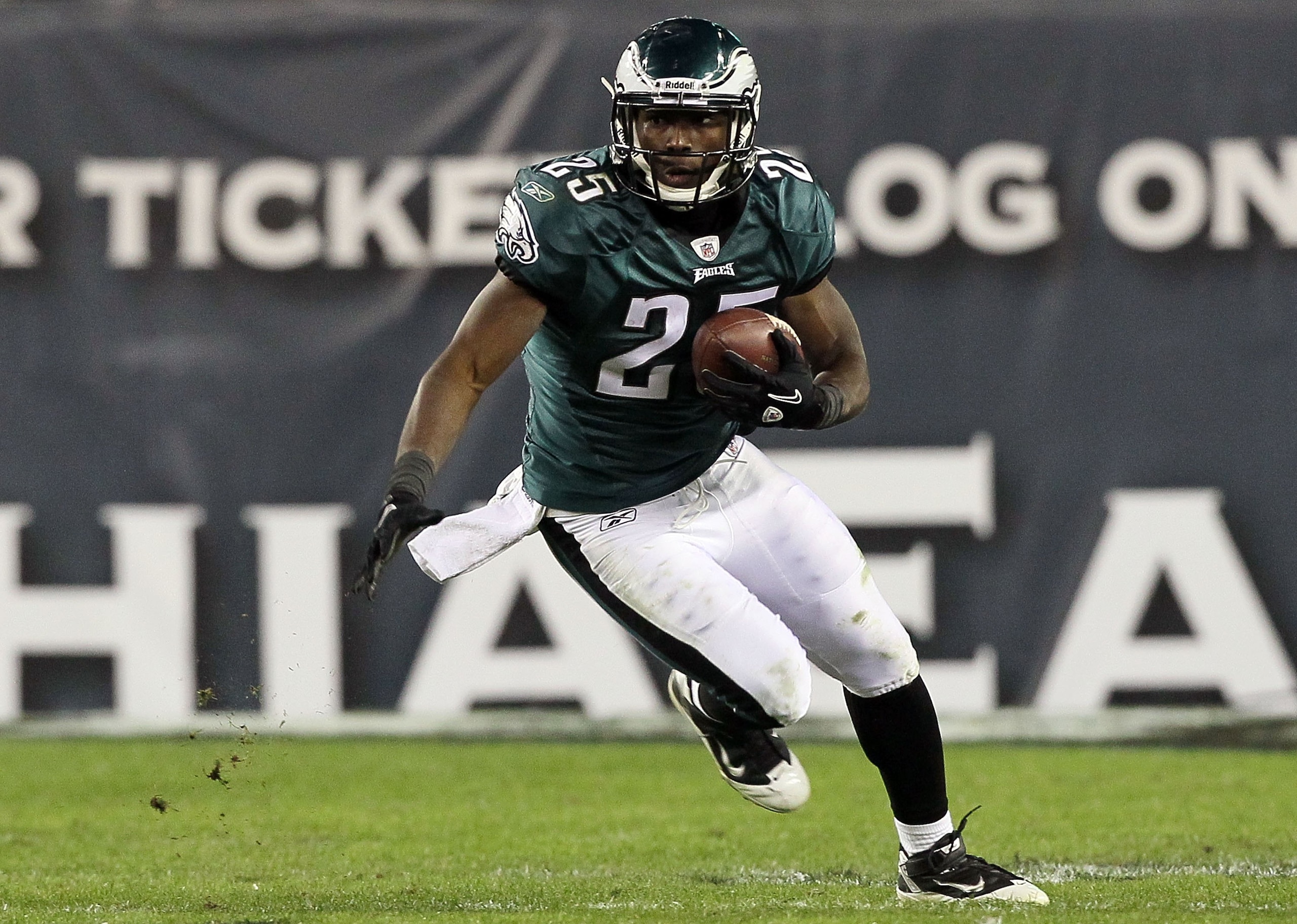 PHILADELPHIA - NOVEMBER 07:  LeSean McCoy #25 of the Philadelphia Eagles runs the ball against the Indianapolis Colts on November 7, 2010 at Lincoln Financial Field in Philadelphia, Pennsylvania. The Eagles defeated the Colts 26-24.  (Photo by Jim McIsaac