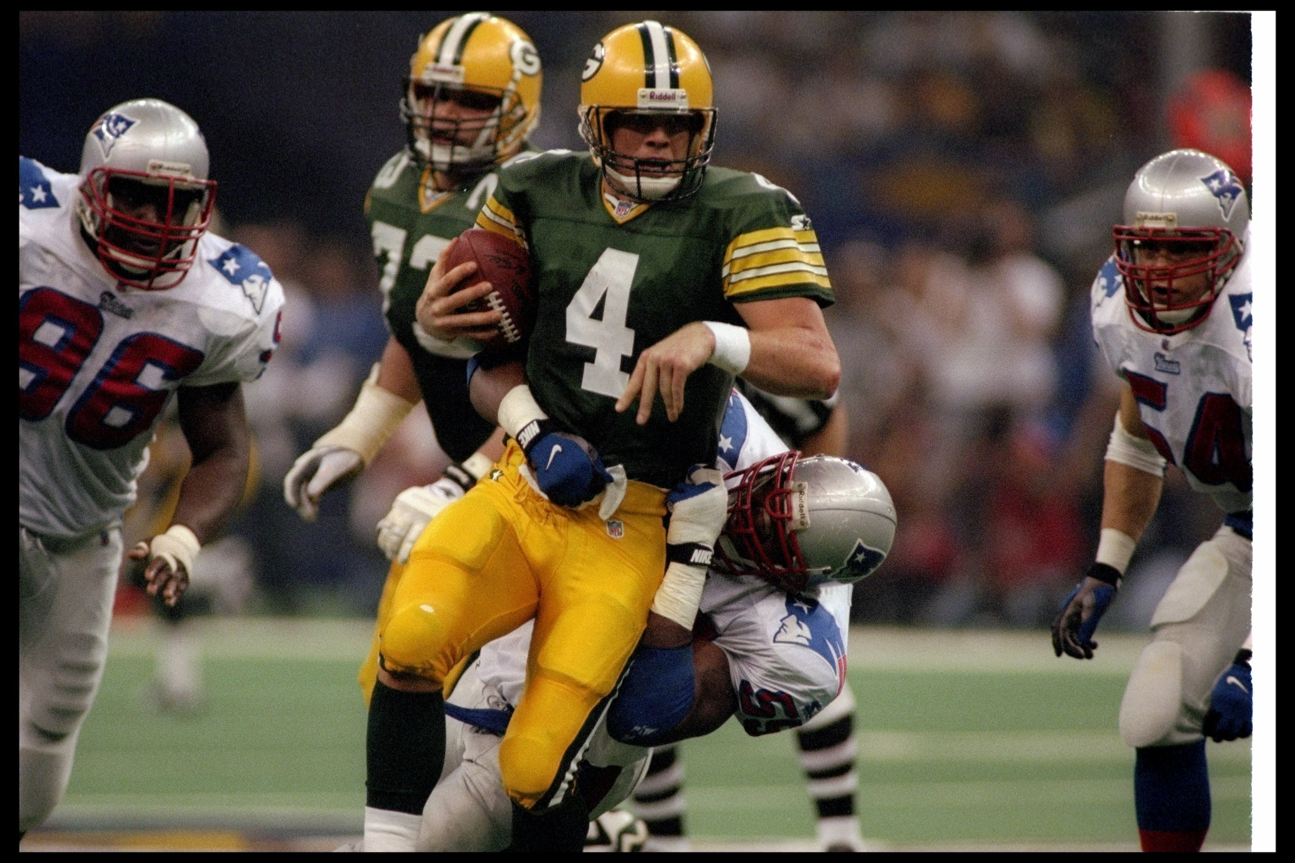 26 Jan 1997: Quarterback Brett Favre of the Green Bay Packers gets sacked by New England Patriots defensive lineman Mike Jones during Super Bowl XXXI at the Superdome in New Orleans, Louisiana. The Packers won the game, 35-21. Mandatory Credit: Rick Ste 26 Jan 1997: Quarterback Brett Favre of the Green Bay Packers gets sacked by New England Patriots defensive lineman Mike Jones during Super Bowl XXXI at the Superdome in New Orleans, Louisiana. The Packers won the game, 35-21. Mandatory Credit: Rick Ste