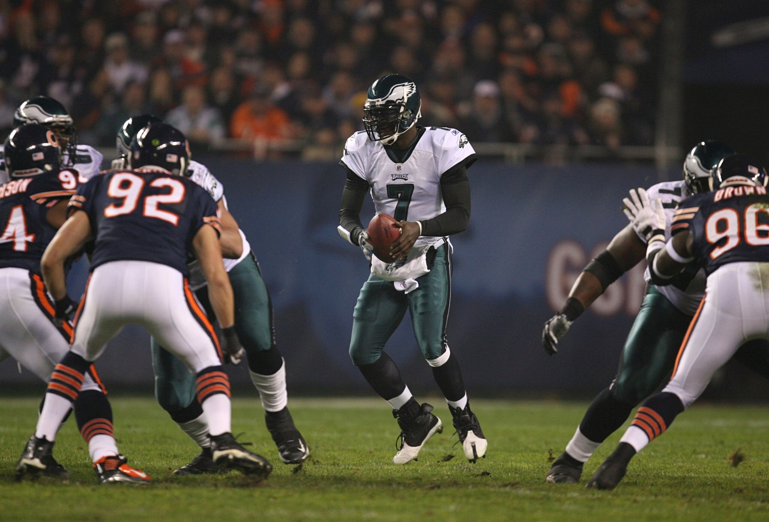 CHICAGO - NOVEMBER 22: Michael Vick #7 of the Philadelphia Eagles takes a direct sanp in the first quarter against the Chicago Bears at Soldier Field on November 22, 2009 in Chicago, Illinois.  (Photo by Jonathan Daniel/Getty Images)