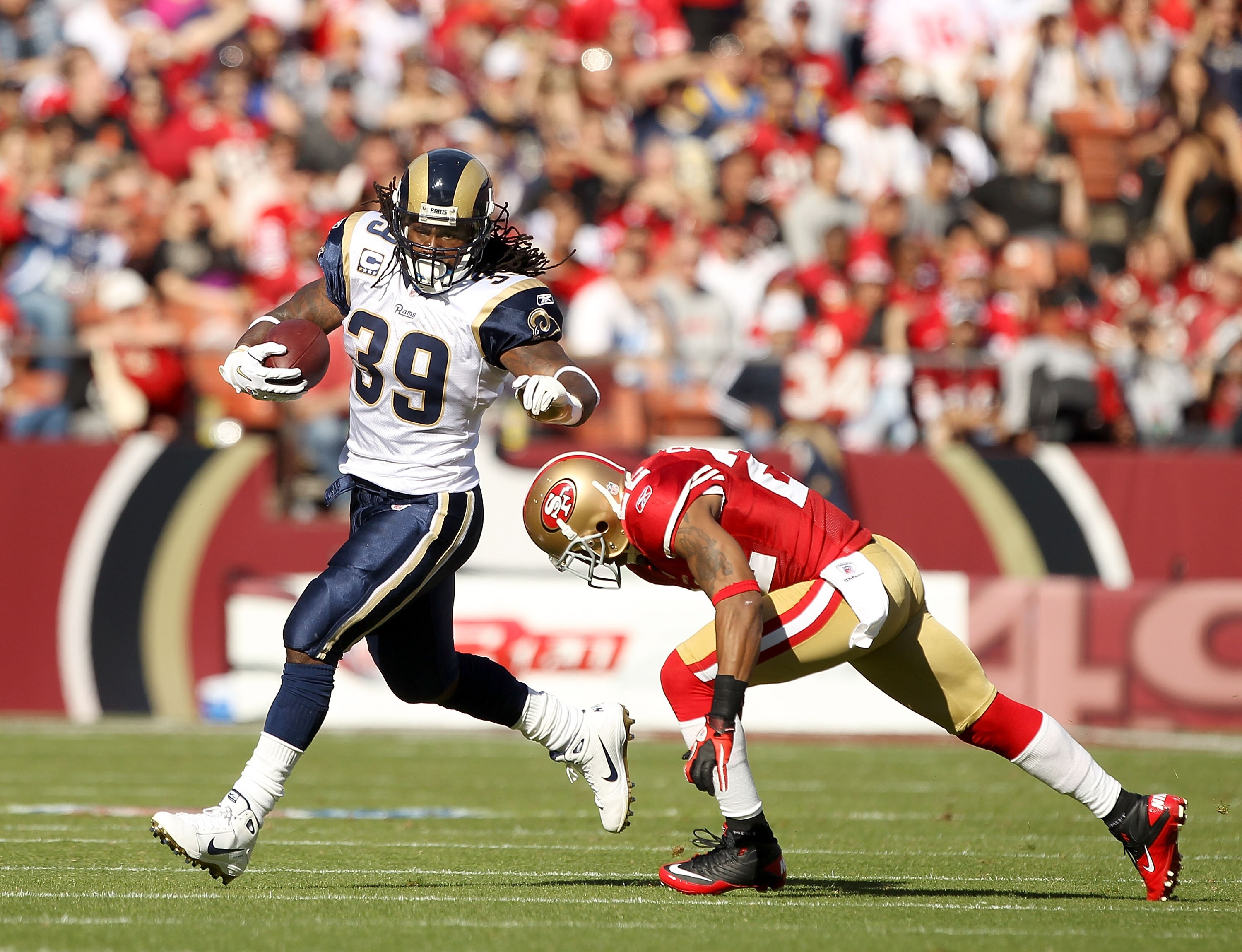SAN FRANCISCO - NOVEMBER 14:  Steven Jackson #39 of the St. Louis Rams in action against the San Francisco 49ers at Candlestick Park on November 14, 2010 in San Francisco, California.  (Photo by Ezra Shaw/Getty Images)