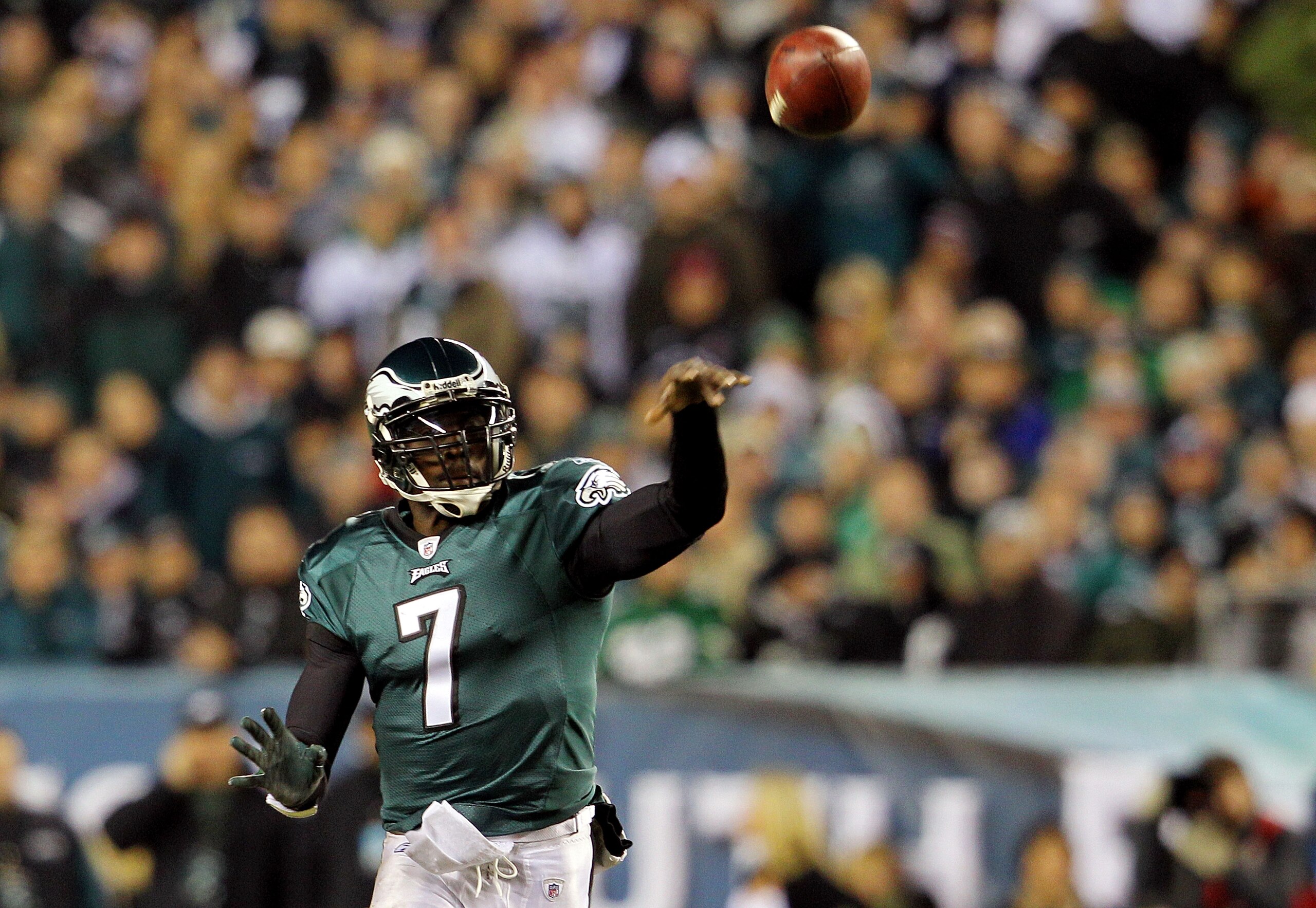 PHILADELPHIA - NOVEMBER 21:  Michael Vick #7 of the Philadelphia Eagles passes against the New York Giants at Lincoln Financial Field on November 21, 2010 in Philadelphia, Pennsylvania.  (Photo by Michael Heiman/Getty Images)