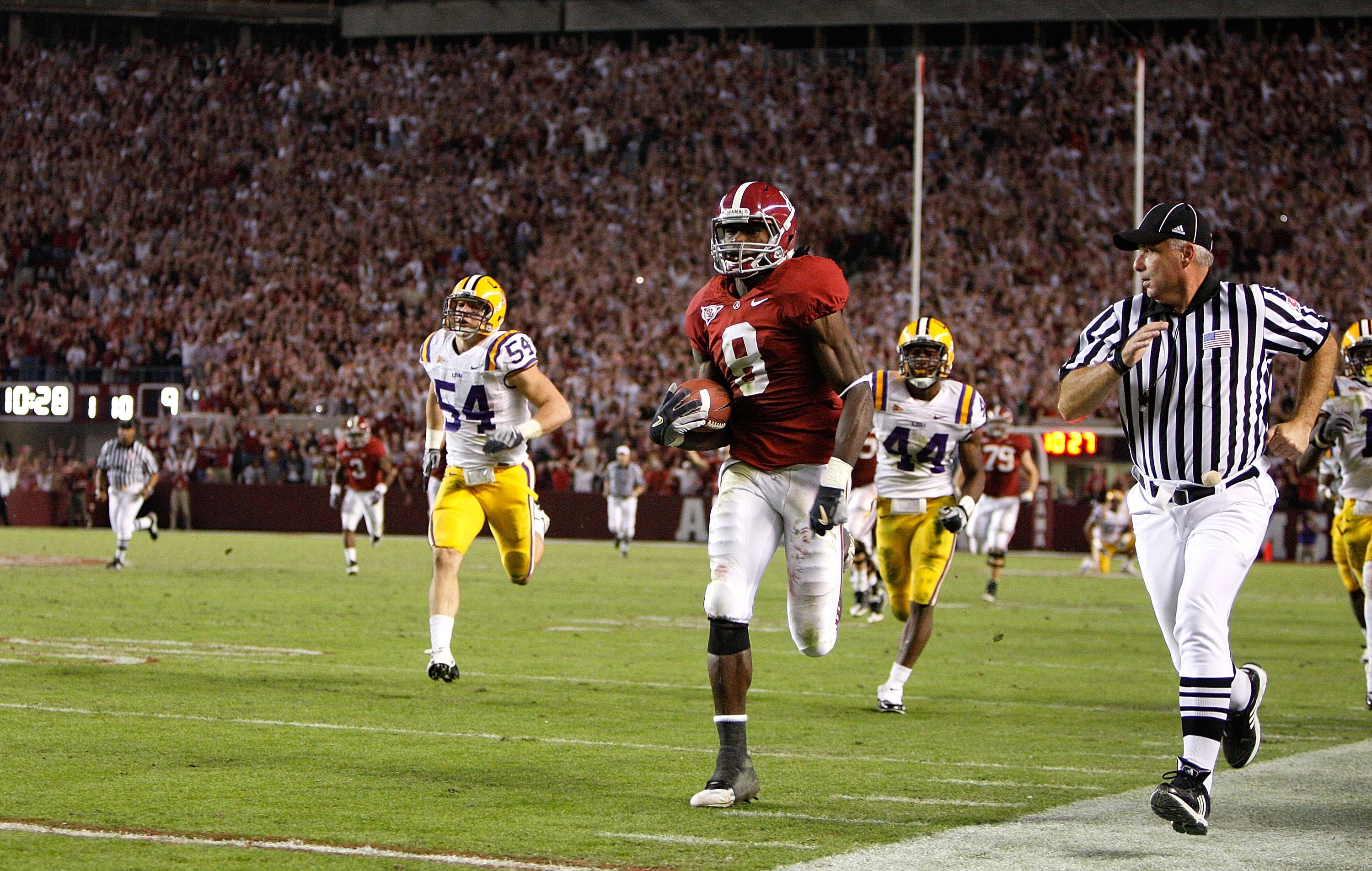 TUSCALOOSA, AL - NOVEMBER 07:  Julio Jones #8 of the Alabama Crimson Tide rushes upfield for a 73 yard touchdown against the Louisiana State University Tigers at Bryant-Denny Stadium on November 7, 2009 in Tuscaloosa, Alabama.  (Photo by Kevin C. Cox/Gett