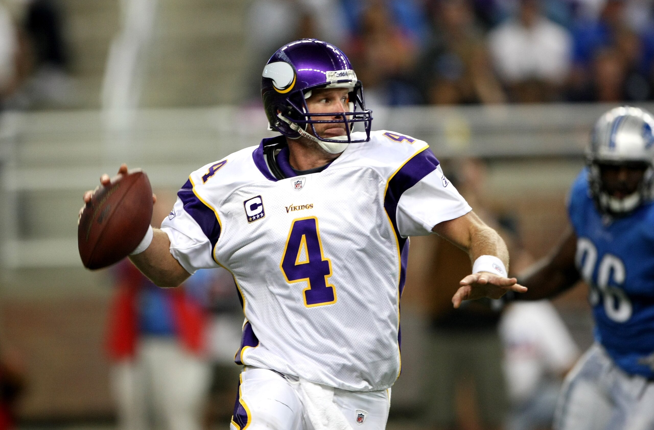 DETROIT - SEPTEMBER 20:  Quarterback Brett Favre #4 of the Minnesota Vikings thorws a pass on the run against the Detroit Lions at Ford Field on September 20, 2009 in Detroit, Michigan.  (Photo by Stephen Dunn/Getty Images)