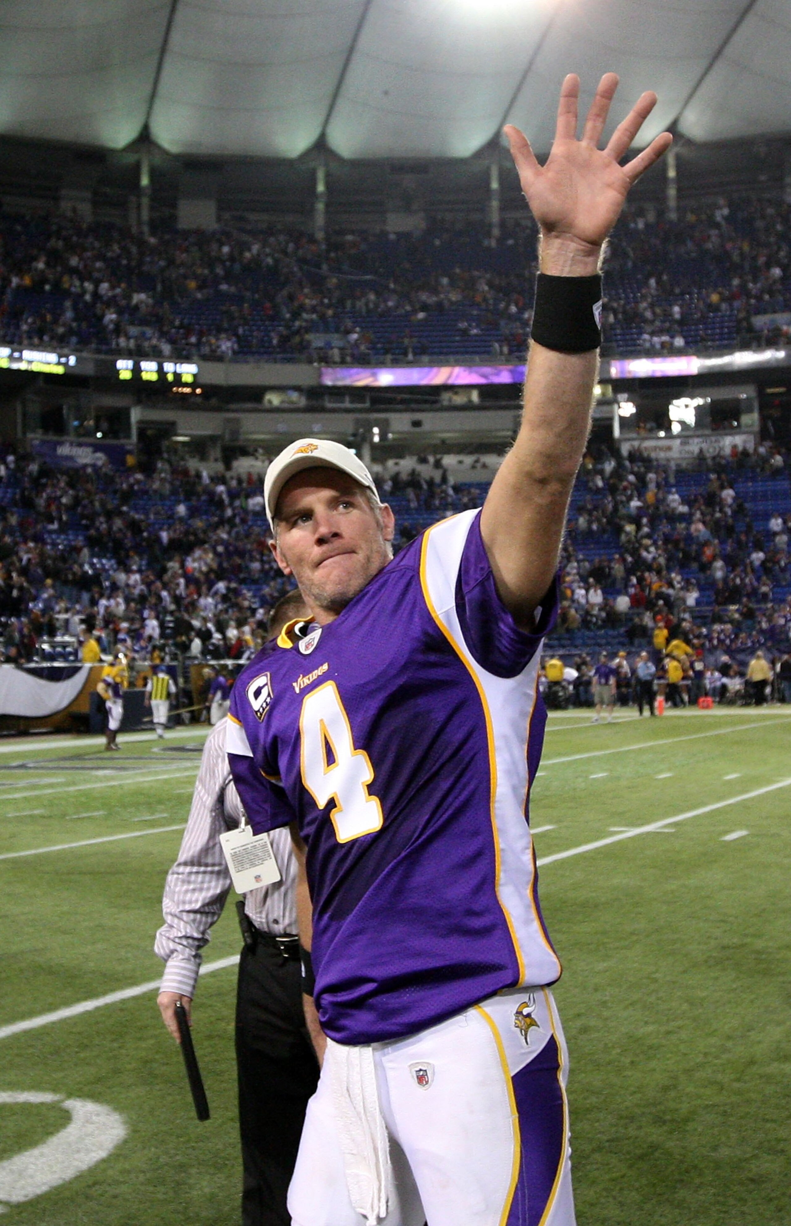MINNEAPOLIS, MN - DECEMBER 13:  Brett Favre #4 of the Minnesota Vikings waves to the crowd after defeating the Cincinnati Bengals on December 13, 2009 at Hubert H. Humphrey Metrodome in Minneapolis, Minnesota. The Vikings defeated the Bengals 30-10.  (Pho