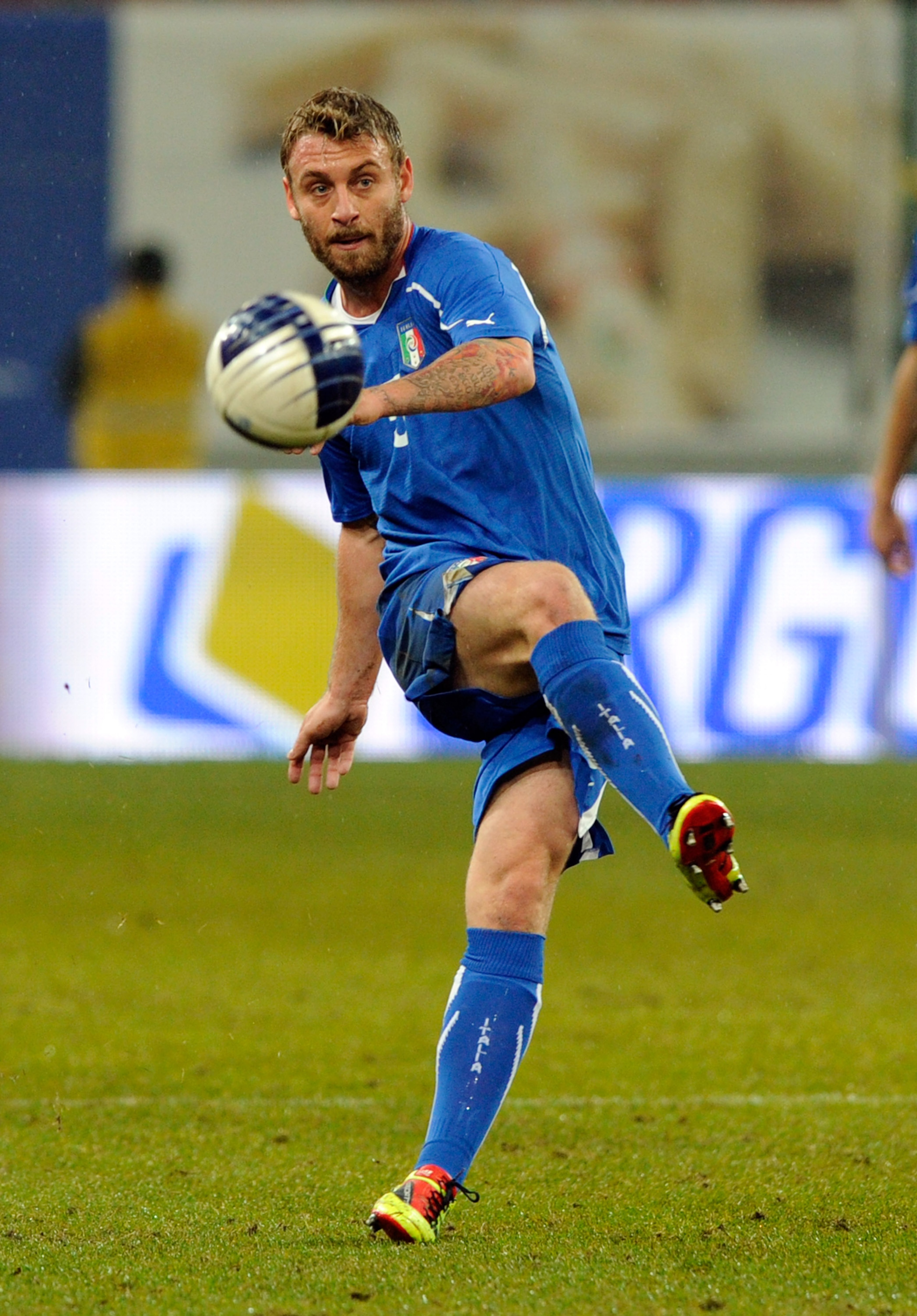 KLAGENFURT, AUSTRIA - NOVEMBER 17:  Daniele De Rossi of Italy during the international friendly match between Italy and Romania at Hypo-Arena on November 17, 2010 in Klagenfurt, Austria.  (Photo by Claudio Villa/Getty Images)