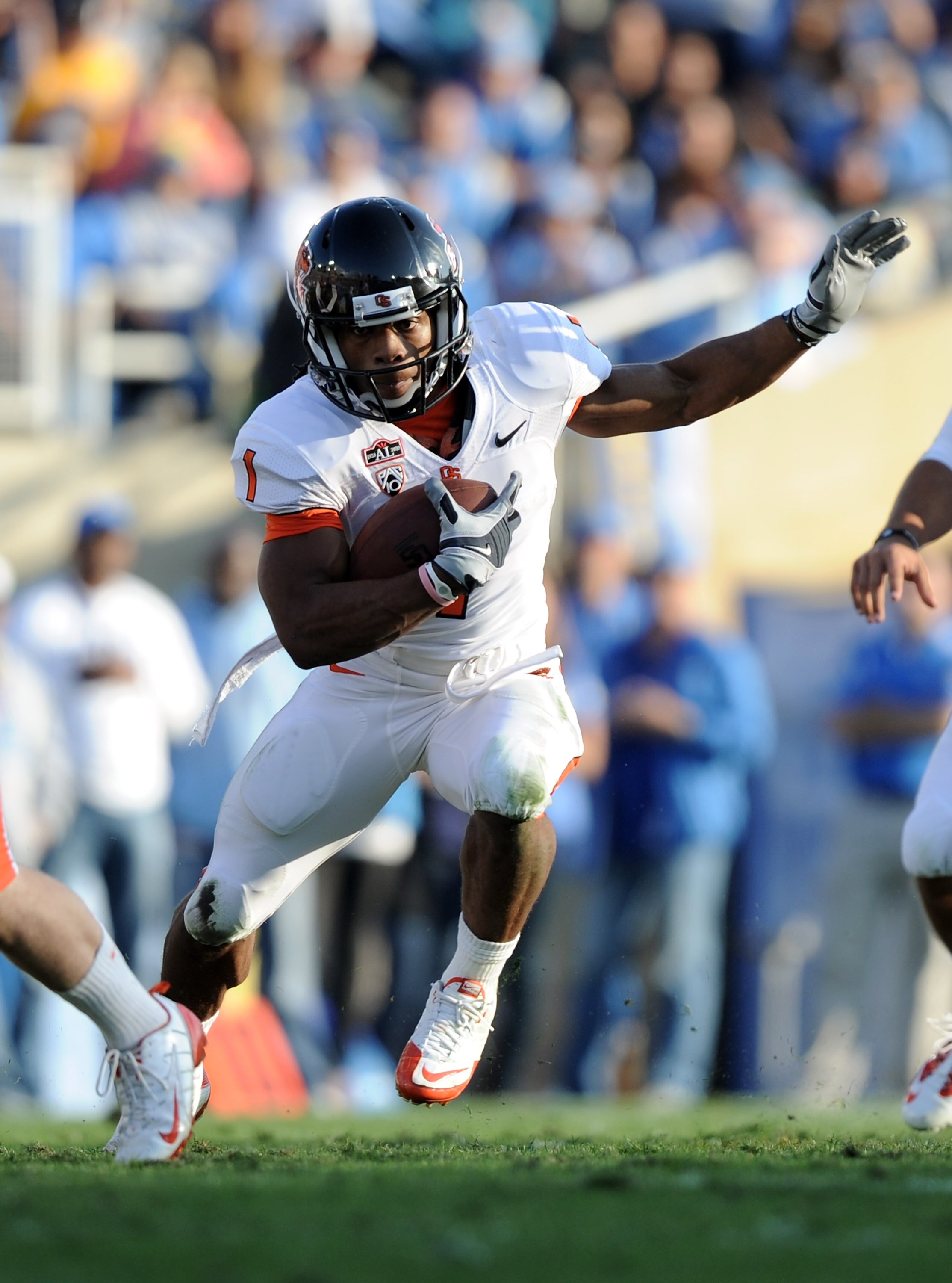 PASADENA, CA - NOVEMBER 06:  Jacquizz Rodgers #1 of the Oregon State Beavers runs through an opening against the UCLA Bruins at the Rose Bowl on November 6, 2010 in Pasadena, California.  (Photo by Harry How/Getty Images)
