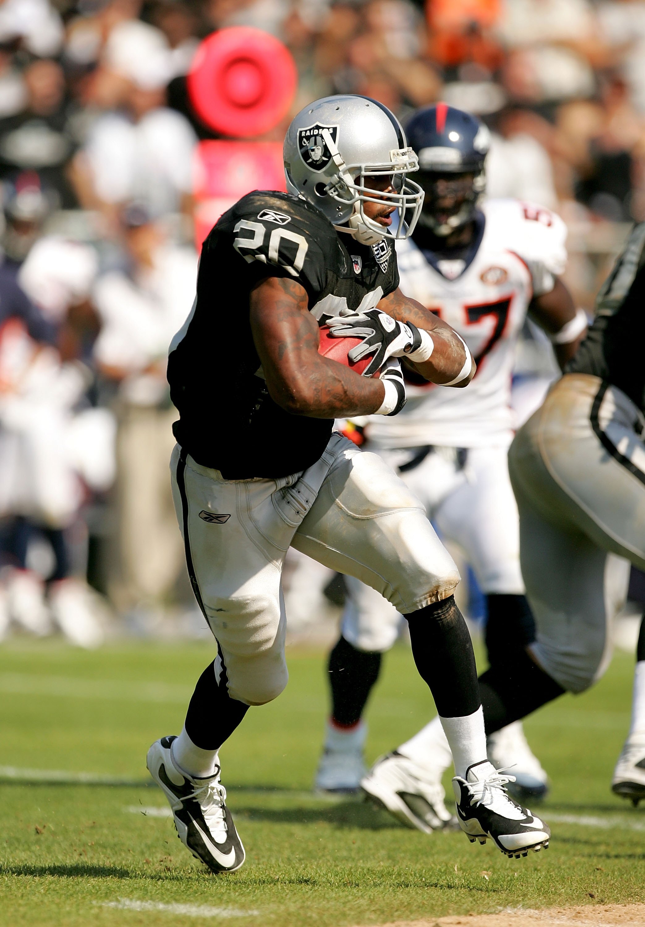 OAKLAND, CA - SEPTEMBER 27:  Darren McFadden #20 of the Oakland Raiders runs with the ball during their game against the Denver Broncos at the Oakland-Alameda County Coliseum on September 27, 2009 in Oakland, California.  (Photo by Ezra Shaw/Getty Images)