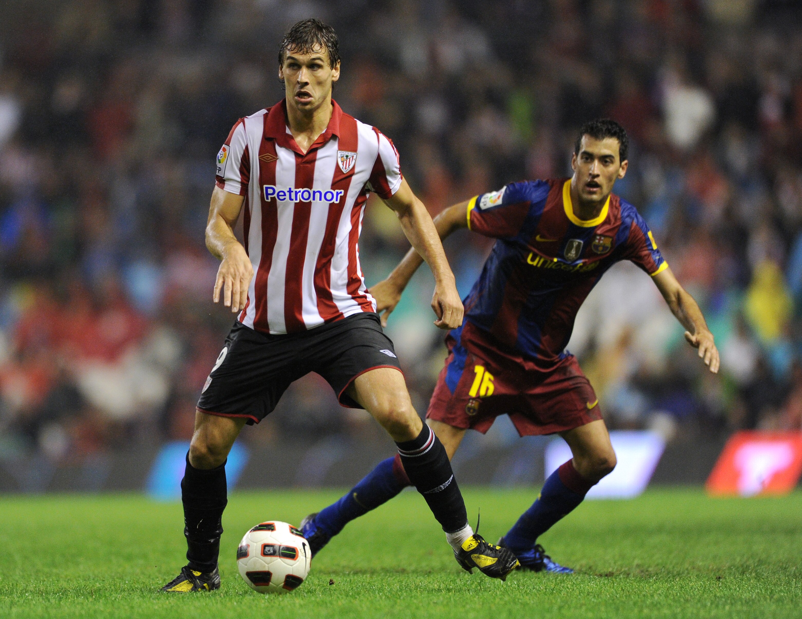 BILBAO, SPAIN - SEPTEMBER 25:  Fernando Llorente (L) of Athletic Bilbao shields Sergio Busquets of Barcelona from the ball during the La Liga match between Athletic Bilbao and Barcelona at the San Mames Stadium on September 25, 2010 in Bilbao, Spain. Barc