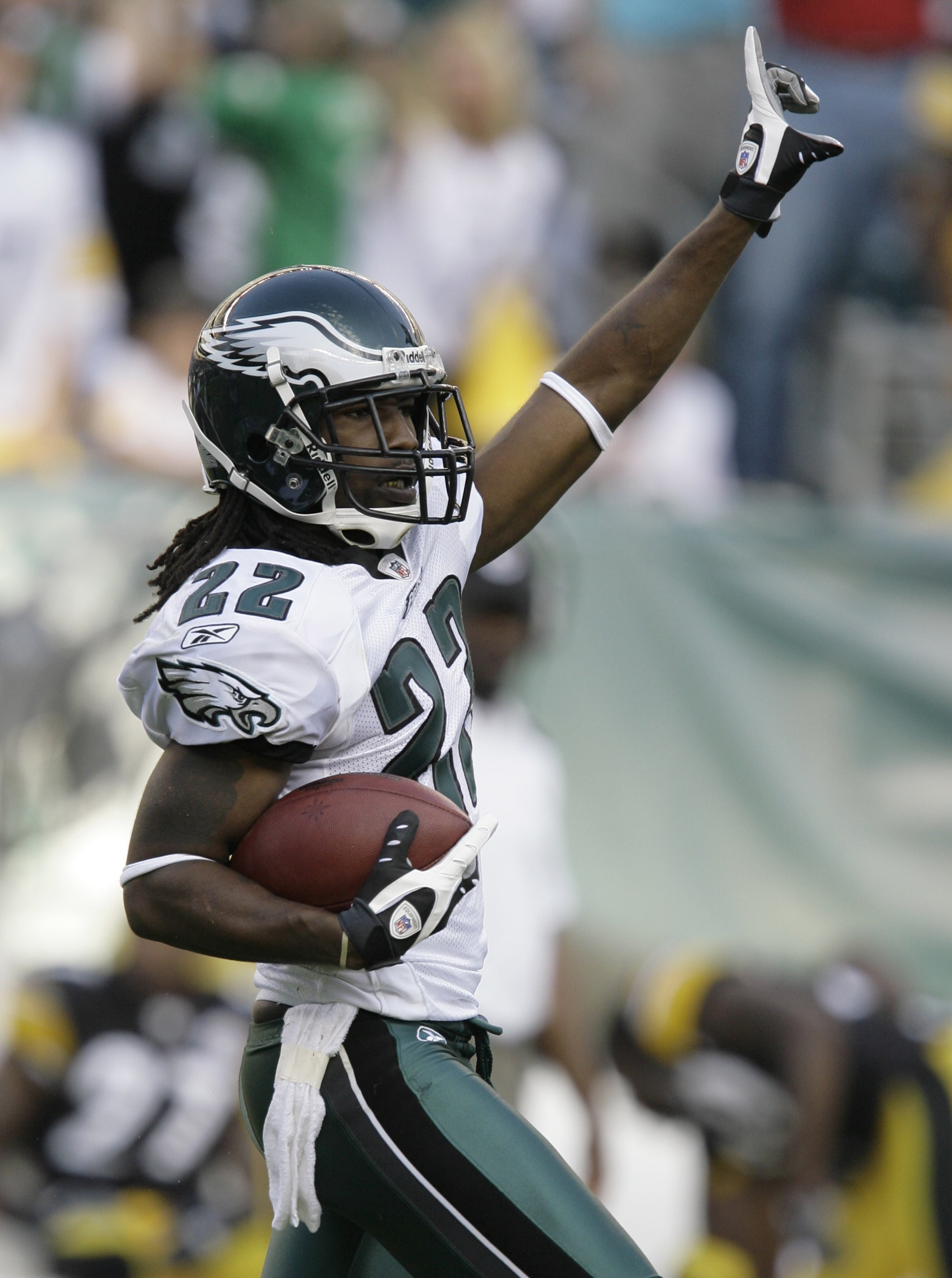 PHILADELPHIA - SEPTEMBER 21: Assante Samuel #22  of the Philadelphia Eagles celebrates making an interception against the Pittsburgh Steelers during the first half on September 21, 2008 at Lincoln Financial Field in Philadelphia, Pennsylvania. (Photo by C