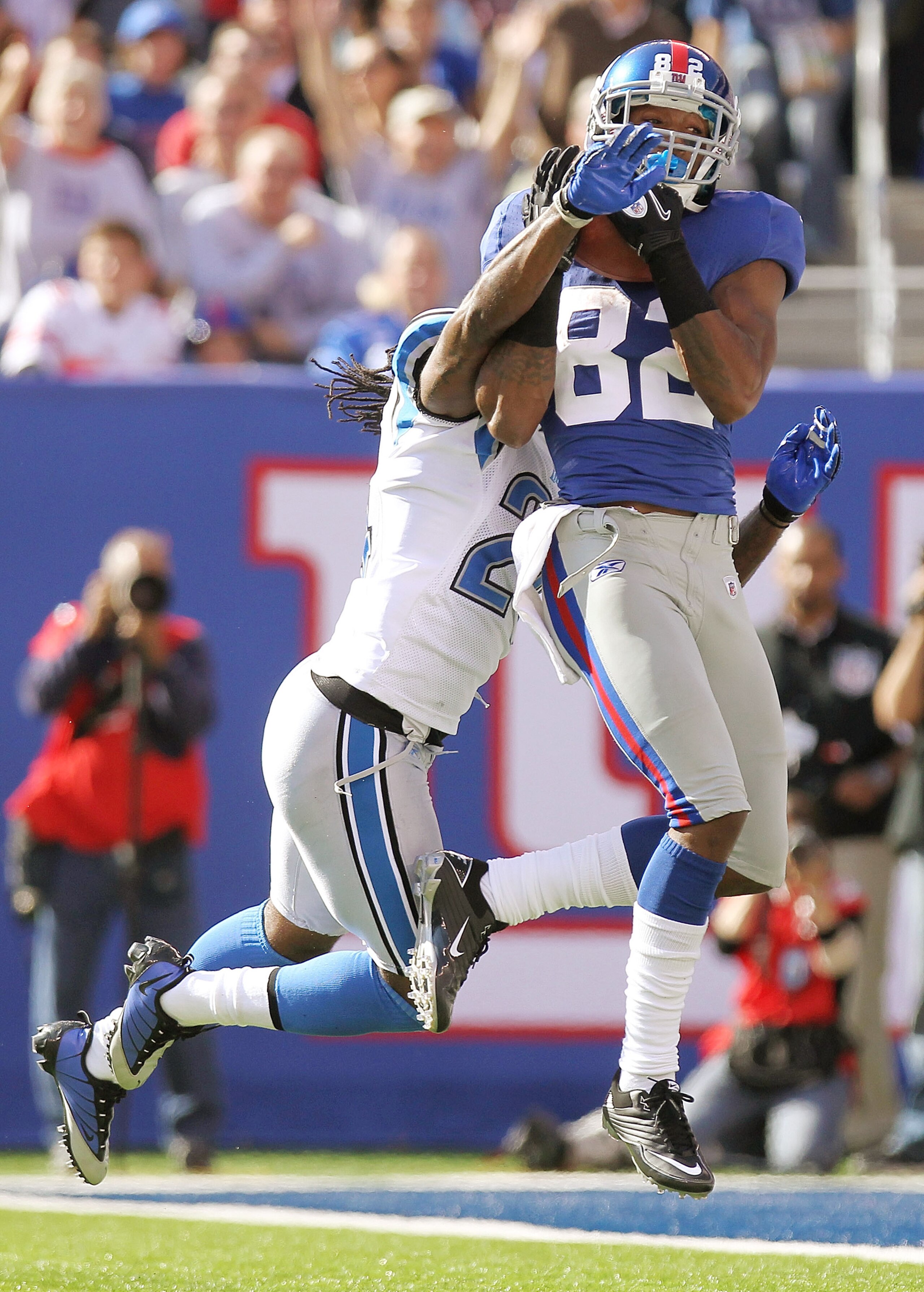EAST RUTHERFORD, NJ - OCTOBER 17: Mario Manningham #82 of the New York Giants catches for a touchdown under pressure from Jonathan Wade #24 of the Detroit Lions at New Meadowlands Stadium on October 17, 2010 in East Rutherford, New Jersey.  (Photo by Nick