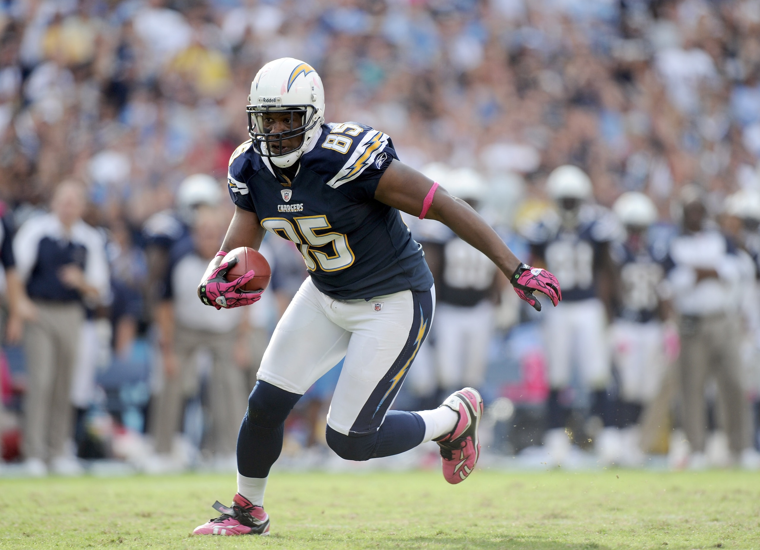 SAN DIEGO - OCTOBER 24: Antonio Gates #85 of the San Diego Chargers runs after his catch against the New England Patriots during the fourth quarter at Qualcomm Stadium on October 24, 2010 in San Diego, California. (Photo by Harry How/Getty Images) SAN DIEGO - OCTOBER 24: Antonio Gates #85 of the San Diego Chargers runs after his catch against the New England Patriots during the fourth quarter at Qualcomm Stadium on October 24, 2010 in San Diego, California. (Photo by Harry How/Getty Images)
