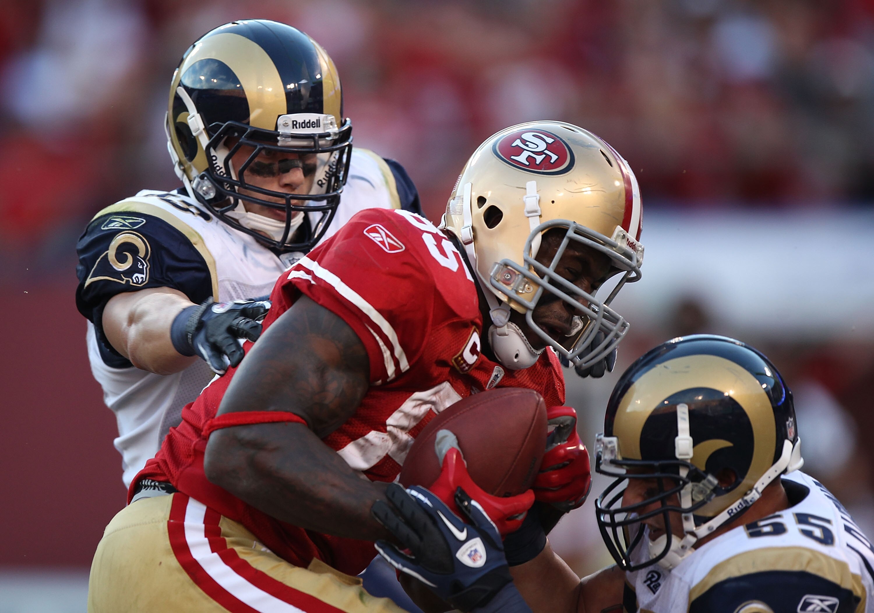 SAN FRANCISCO - NOVEMBER 14:  Vernon Davis #85 of the San Francisco 49ers catches a touchdwon pass that was overruled by a penalty against the St. Louis Rams during an NFL game at Candlestick Park on November 14, 2010 in San Francisco, California.(Photo b