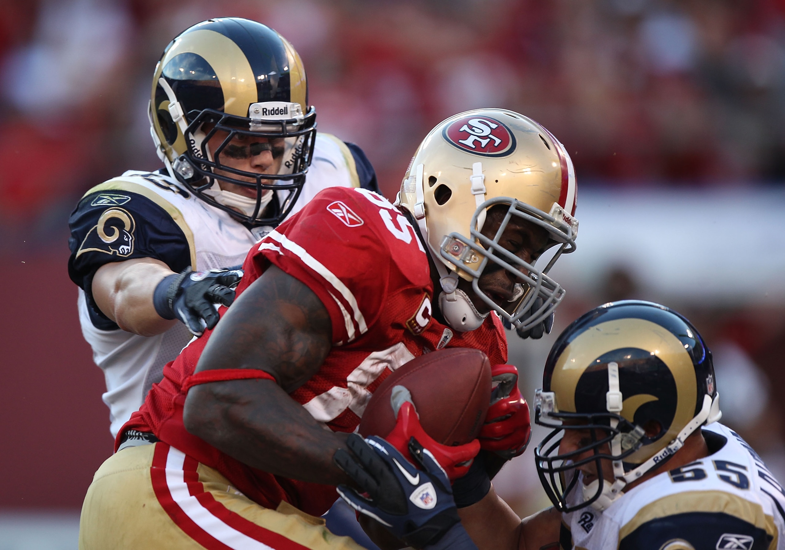 SAN FRANCISCO - NOVEMBER 14:  Vernon Davis #85 of the San Francisco 49ers catches a touchdwon pass that was overruled by a penalty against the St. Louis Rams during an NFL game at Candlestick Park on November 14, 2010 in San Francisco, California.(Photo b