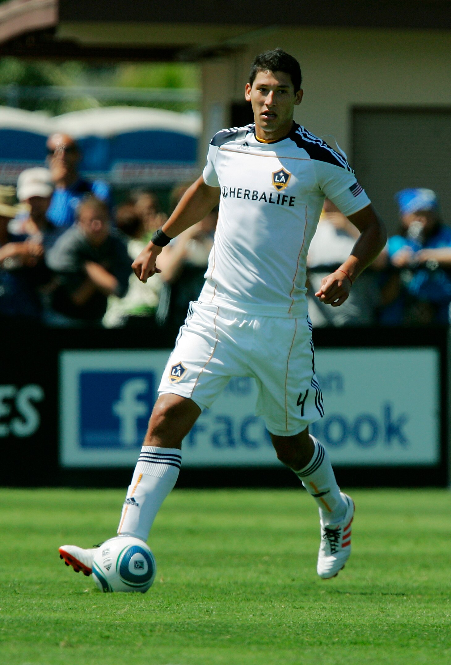 SANTA CLARA, CA - AUGUST 21:  Omar Gonzalez #4 of the Los Angeles Galaxy looks to pass against the San Jose Earthquakes on August 21, 2010 at Buck Shaw Stadium in Santa Clara, California.  The Earthquakes won 1-0. (Photo by Brian Bahr/Getty Images)