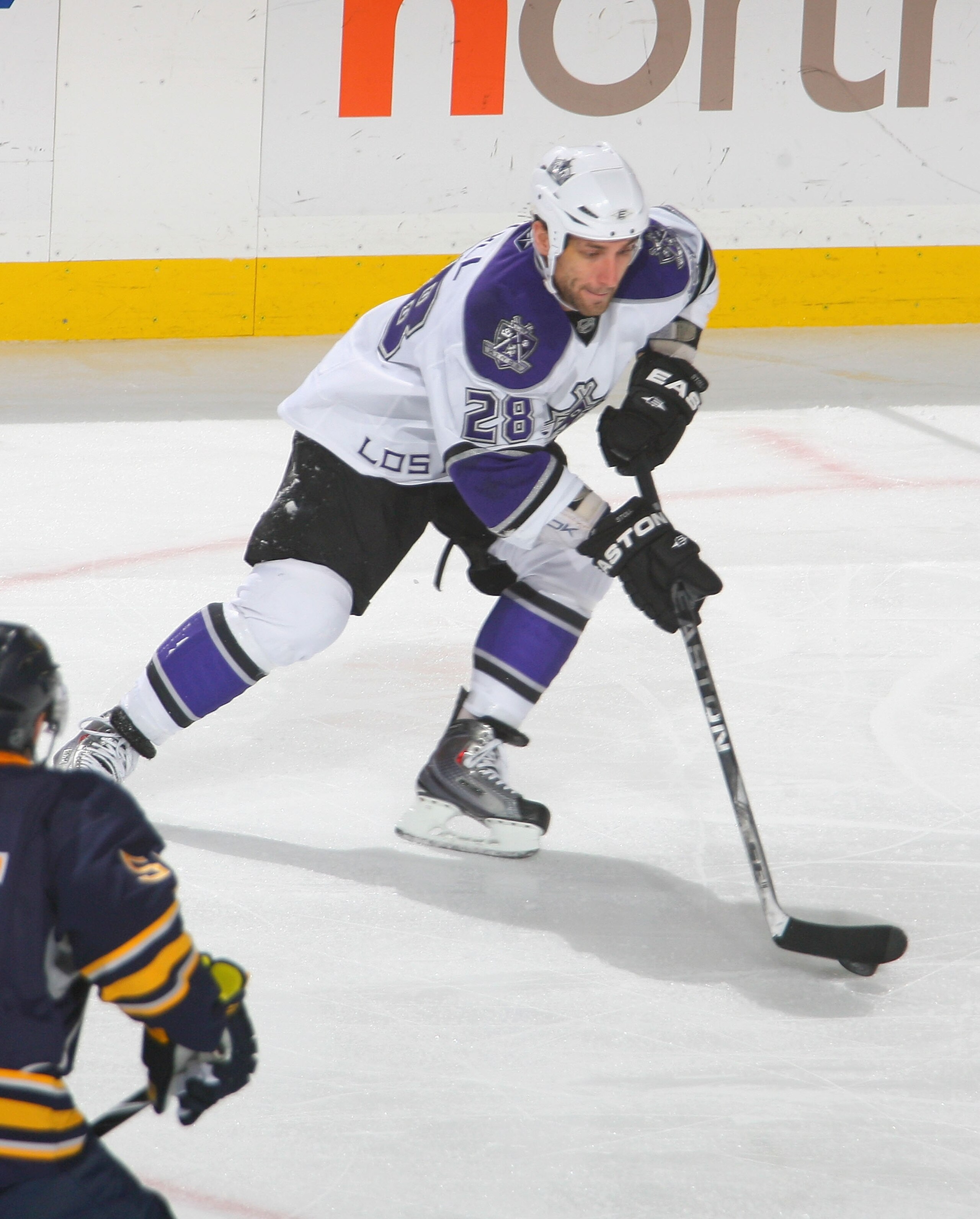 BUFFALO, NY - NOVEMBER 19:  Jarret Stoll #28 of the Los Angeles Kings skates against the Buffalo Sabres at HSBC Arena on November 19, 2010 in Buffalo, New York.  (Photo by Rick Stewart/Getty Images)