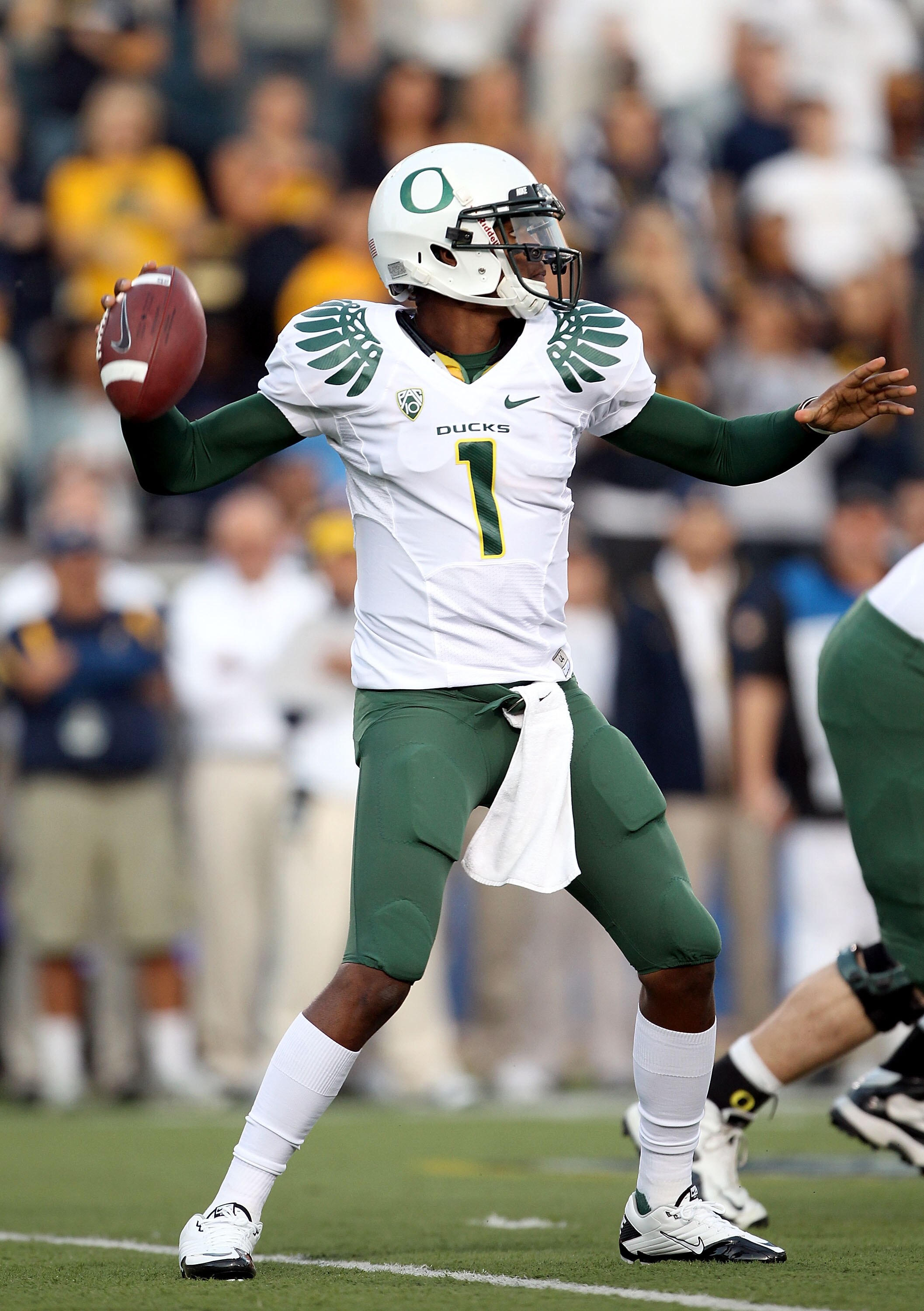 BERKELEY, CA - NOVEMBER 13:  Darron Thomas #1 of the Oregon Ducks in action against the California Golden Bears  at California Memorial Stadium on November 13, 2010 in Berkeley, California.  (Photo by Ezra Shaw/Getty Images)