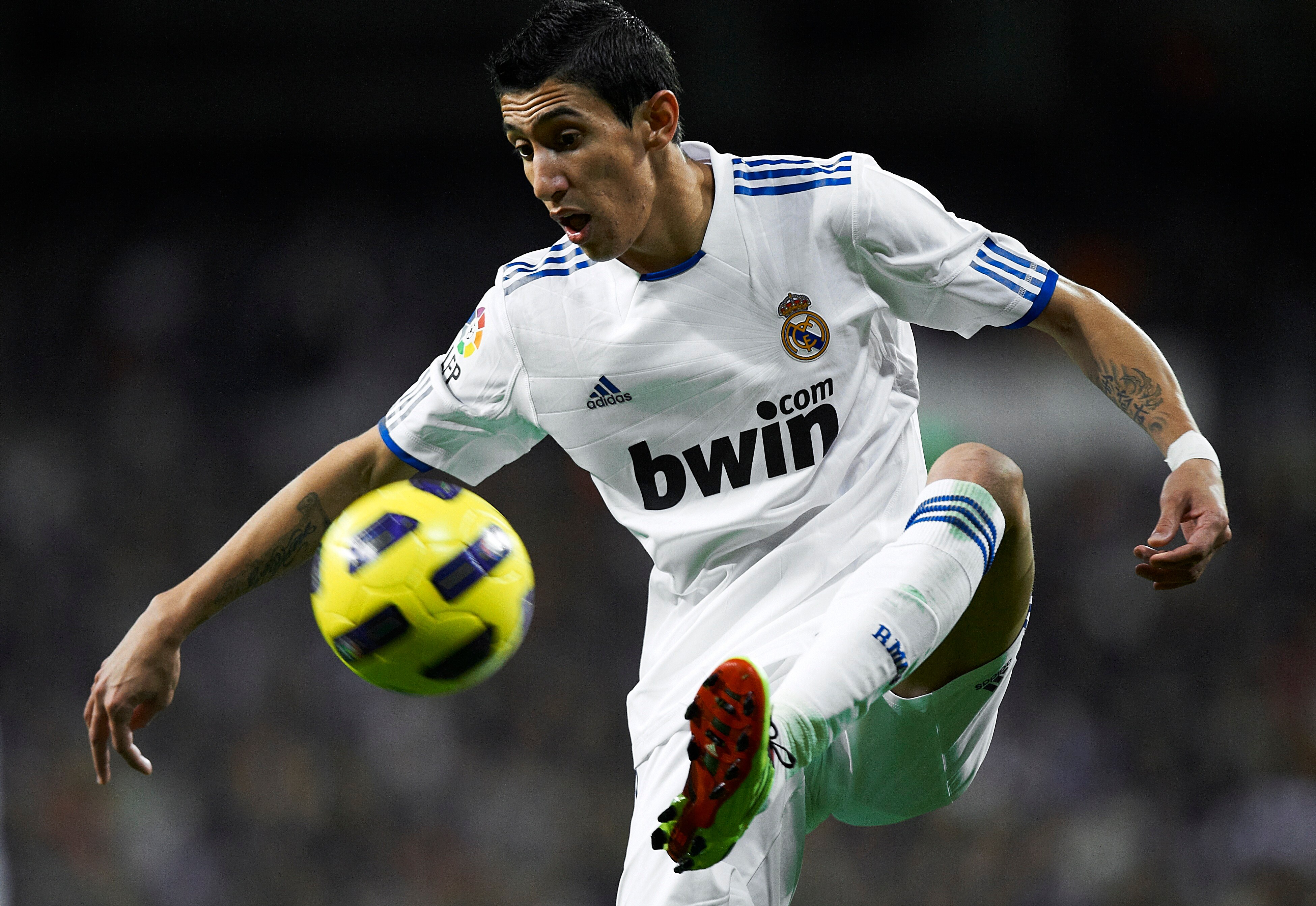 MADRID, SPAIN - NOVEMBER 20:  Angel Di Maria of Real Madrid controls the ball during the La Liga match between Real Madrid and Athletic Bilbao at Estadio Santiago Bernabeu on November 20, 2010 in Madrid, Spain. Real Madrid won 5-1.  (Photo by Manuel Queim