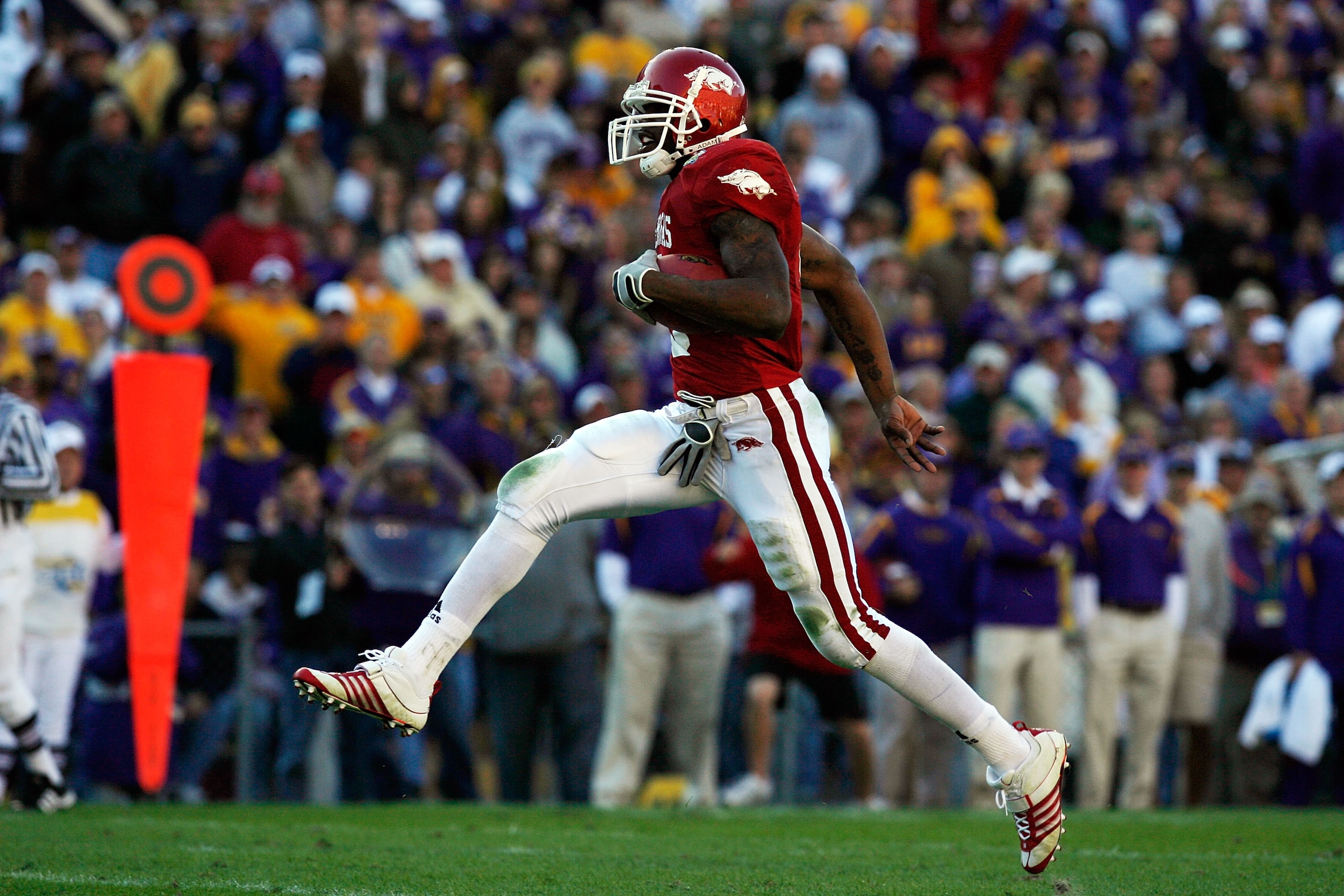BATON ROUGE, LA - NOVEMBER 23: Darren McFadden #5 of the Arkansas Razorbacks runs for a touchdown against the Louisiana State University Tigers to score a touchdown at Tiger Stadium November 23, 2007 in Baton Rouge, Louisiana. The Razorbacks defeated the BATON ROUGE, LA - NOVEMBER 23: Darren McFadden #5 of the Arkansas Razorbacks runs for a touchdown against the Louisiana State University Tigers to score a touchdown at Tiger Stadium November 23, 2007 in Baton Rouge, Louisiana. The Razorbacks defeated the