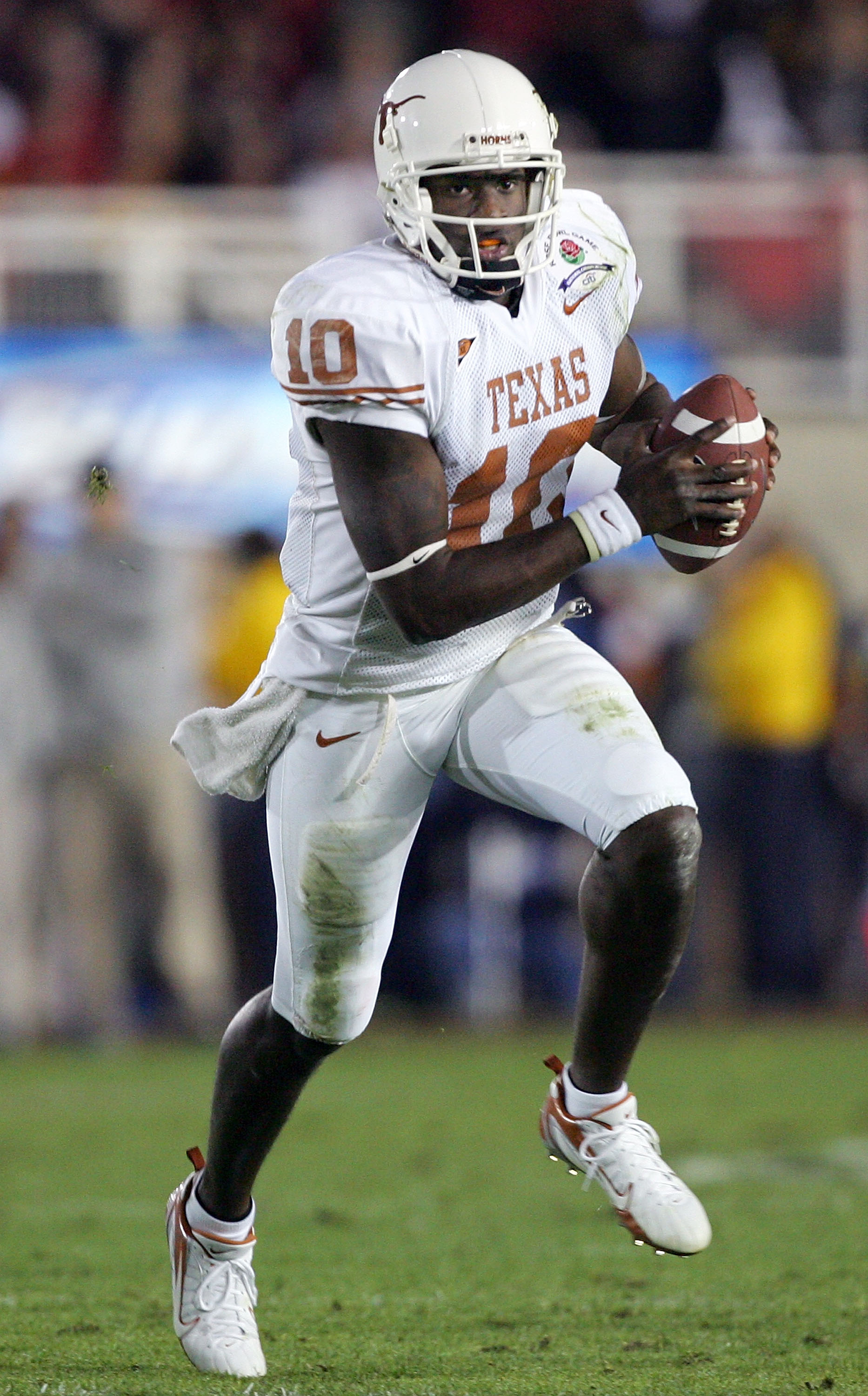 PASADENA, CA - JANUARY 04:  Quarterback Vince Young #10 of the Texas Longhorns runs with the ball in the first half of the BCS National Championship Rose Bowl Game against the USC Trojans at the Rose Bowl on January 4, 2006 in Pasadena, California.  Texas