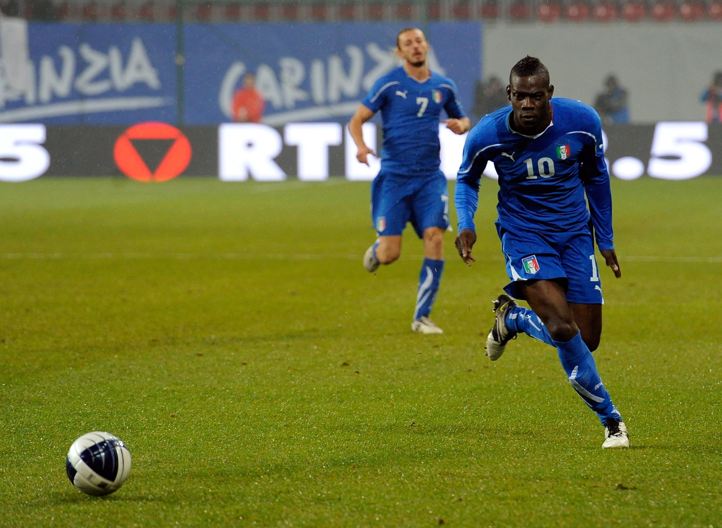 KLAGENFURT, AUSTRIA - NOVEMBER 17:  Mario Balotelli of Italy during the international friendly match between Italy and Romania at Hypo-Arena on November 17, 2010 in Klagenfurt, Austria.  (Photo by Claudio Villa/Getty Images)