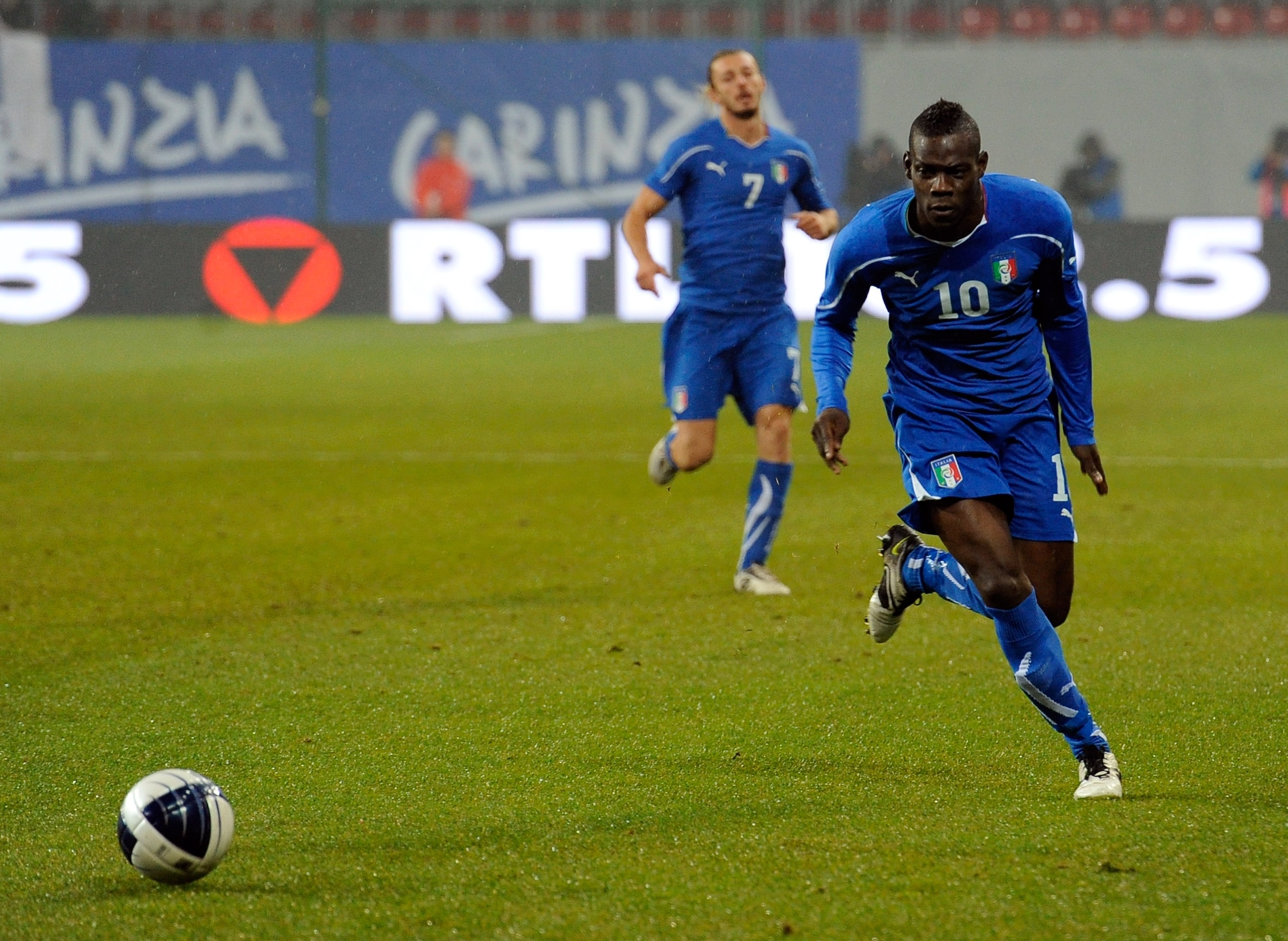 KLAGENFURT, AUSTRIA - NOVEMBER 17:  Mario Balotelli of Italy during the international friendly match between Italy and Romania at Hypo-Arena on November 17, 2010 in Klagenfurt, Austria.  (Photo by Claudio Villa/Getty Images)