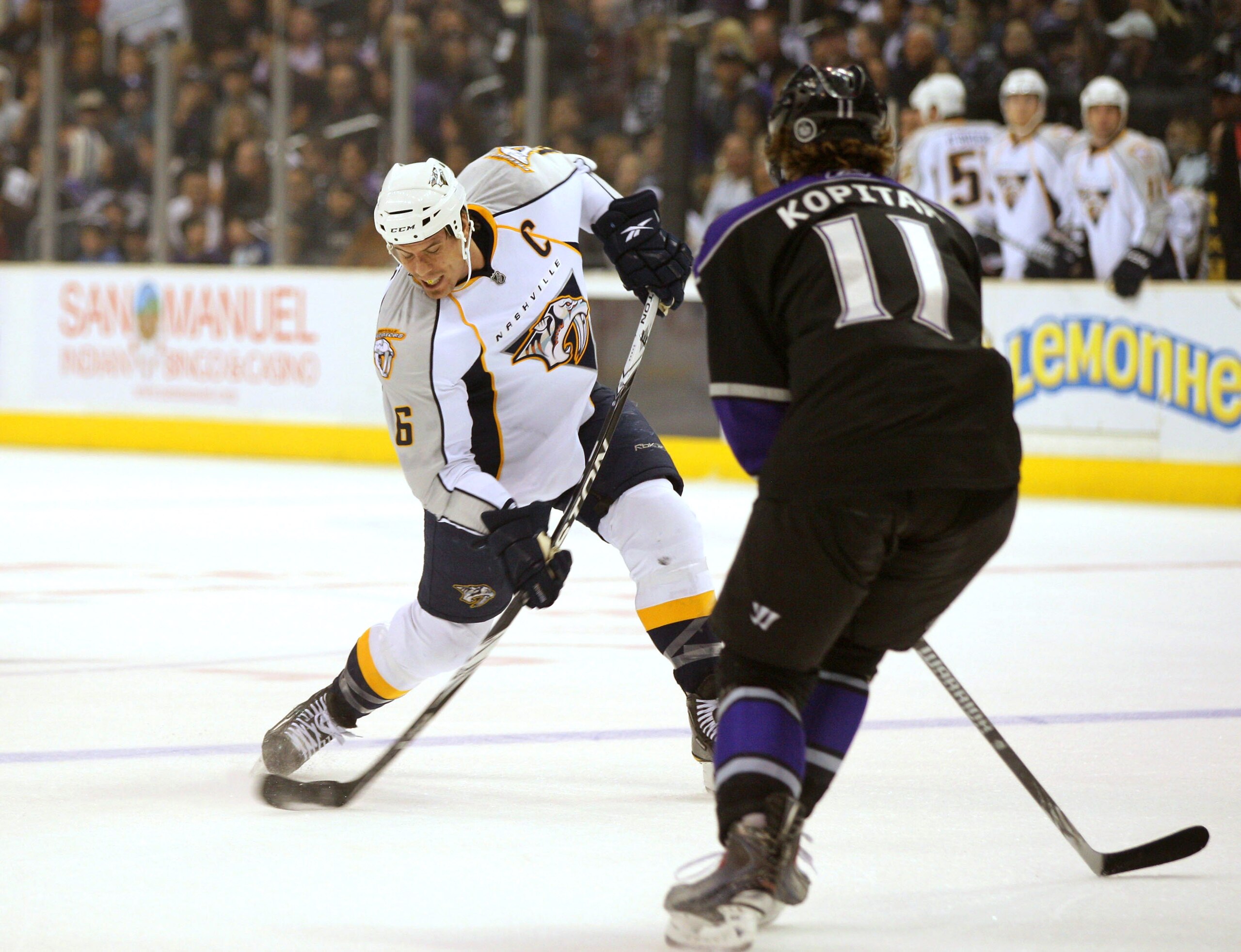 LOS ANGELES, CA - NOVEMBER 06: Shea Weber #6 of the Nashville Predators shoots from the point under pressure from Anze Kopitar #11 of the Los Angeles Kings during the NHL game at Staples Center on November 6, 2010 in Los Angeles, California. The Kings de LOS ANGELES, CA - NOVEMBER 06: Shea Weber #6 of the Nashville Predators shoots from the point under pressure from Anze Kopitar #11 of the Los Angeles Kings during the NHL game at Staples Center on November 6, 2010 in Los Angeles, California. The Kings de