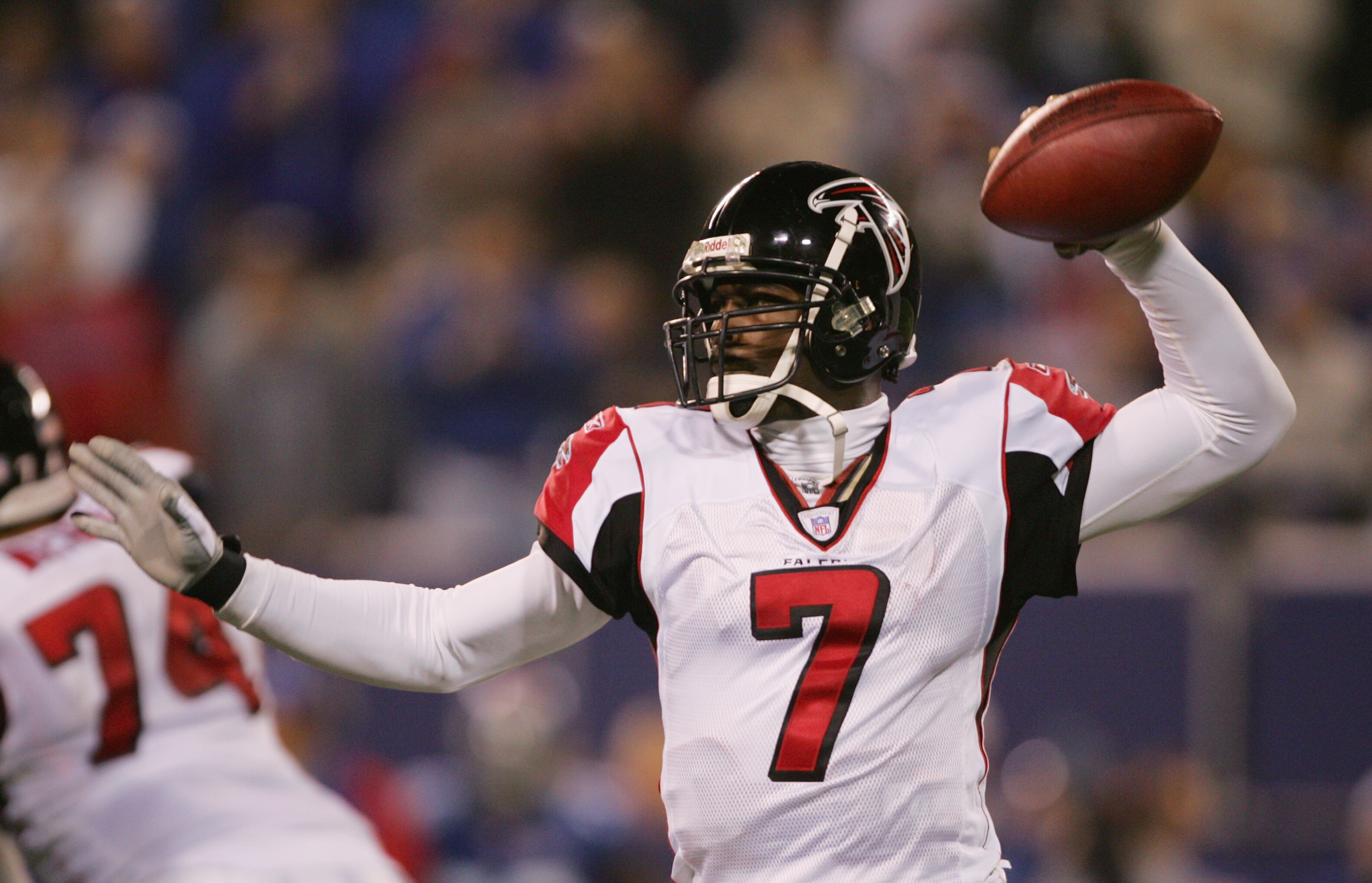 EAST RUTHERFORD, NJ - NOVEMBER 21:  Quarterback Michael Vick #7 of the Atlanta Falcons sets to pass during the game against the New York Giants at Giant Stadium on November 21, 2004 in East Rutherford, New Jersey. The Falcons defeated the Giants 14-10 in 
