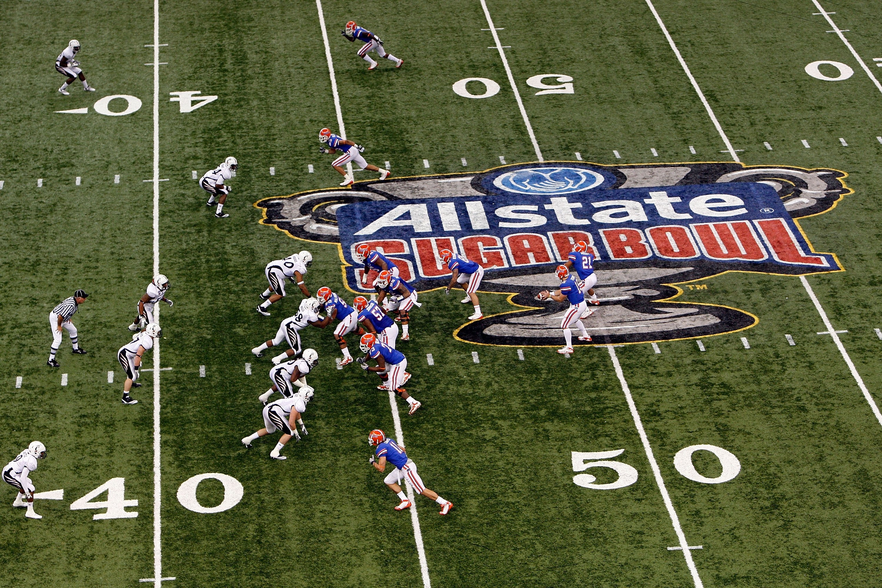 NEW ORLEANS - JANUARY 01:  Tim Tebow #15 of the Florida Gators throws a pass against the Cincinnati Bearcats during the Allstate Sugar Bowl at the Louisana Superdome on January 1, 2010 in New Orleans, Louisiana.  (Photo by Chris Graythen/Getty Images)