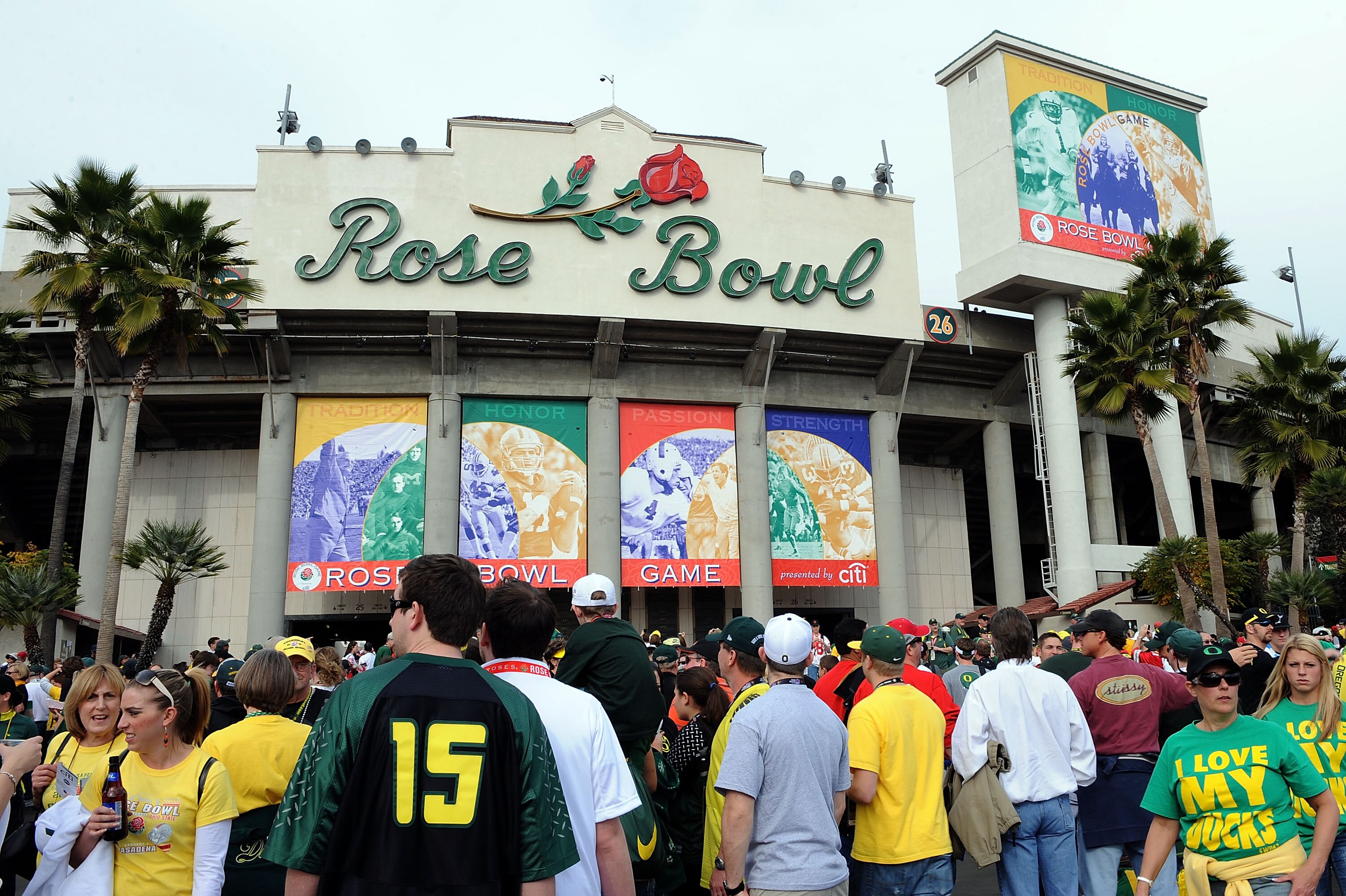 PASADENA, CA - JANUARY 01:  Fans enter the 96th Rose Bowl game between the Oregon Ducks and the Ohio State Buckeyes on January 1, 2010 in Pasadena, California.  (Photo by Harry How/Getty Images)