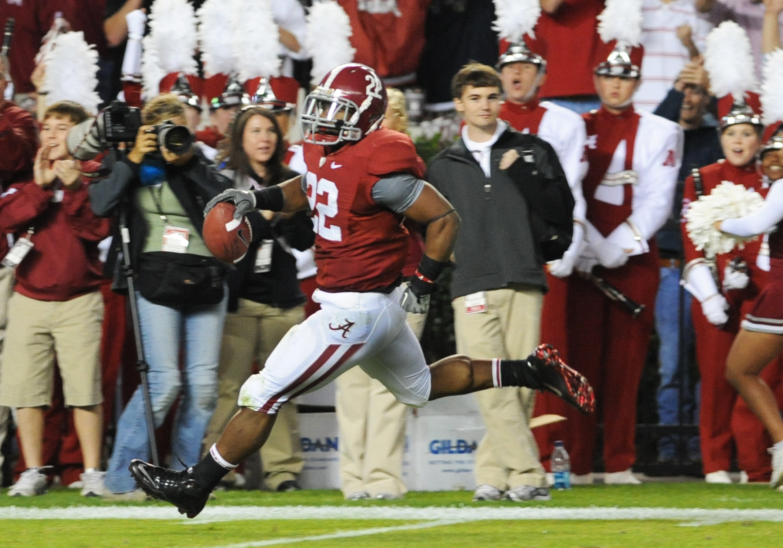 TUSCALOOSA, AL - NOVEMBER 13: Running back Mark Ingram #22 of the Alabama Crimson Tide runs 78 yards with a pass for a second-quarter touchdown against the Mississippi State Bulldogs November 13, 2010 at Bryant-Denny Stadium in Tuscaloosa, Alabama.  (Phot