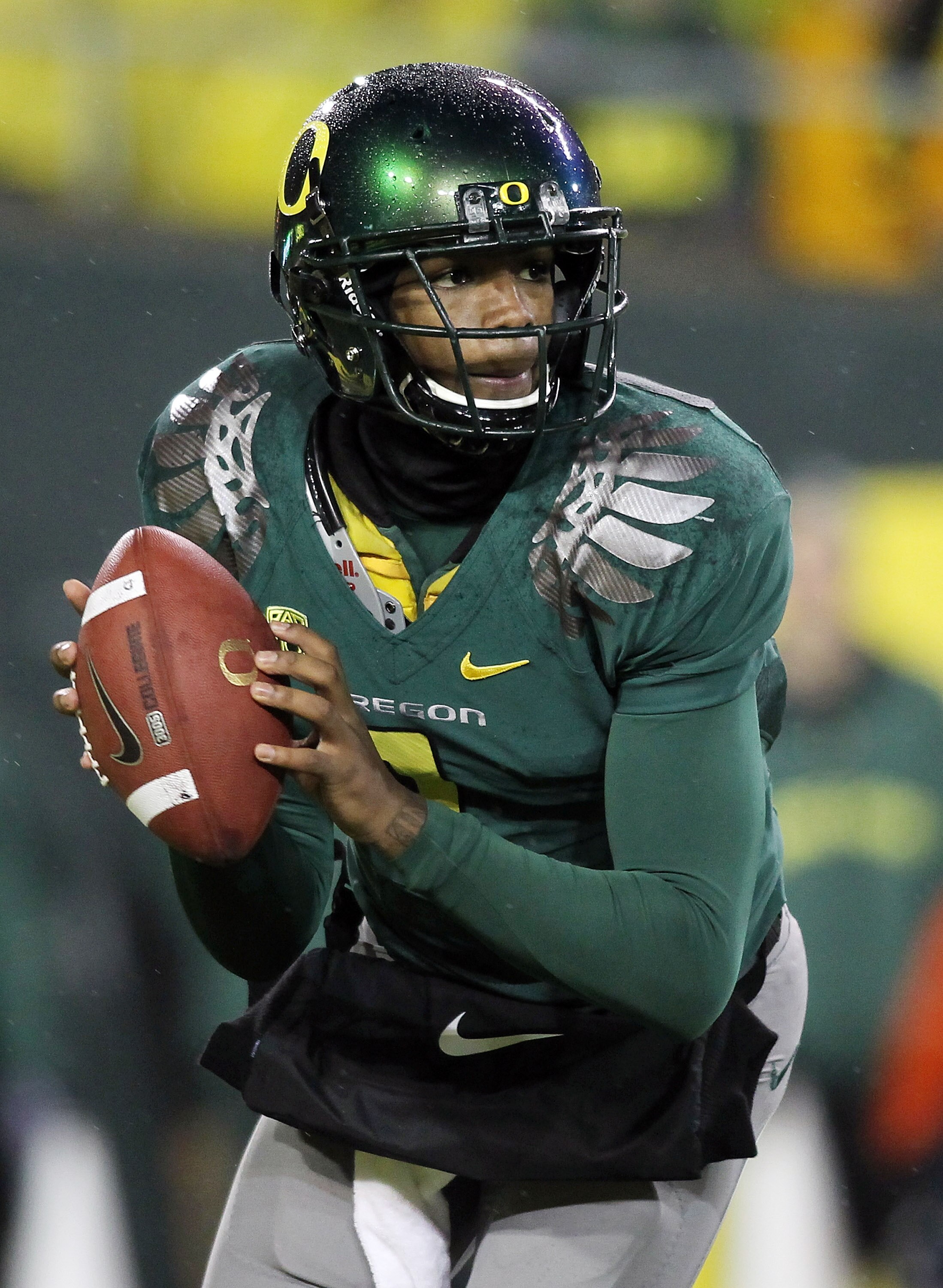 EUGENE, OR - NOVEMBER 26:  Quarterback Darron Thomas #1 of the Oregon Ducks rolls out of the pocket against the Arizona Wildcats on November 26, 2010 at the Autzen Stadium in Eugene, Oregon.  (Photo by Jonathan Ferrey/Getty Images)