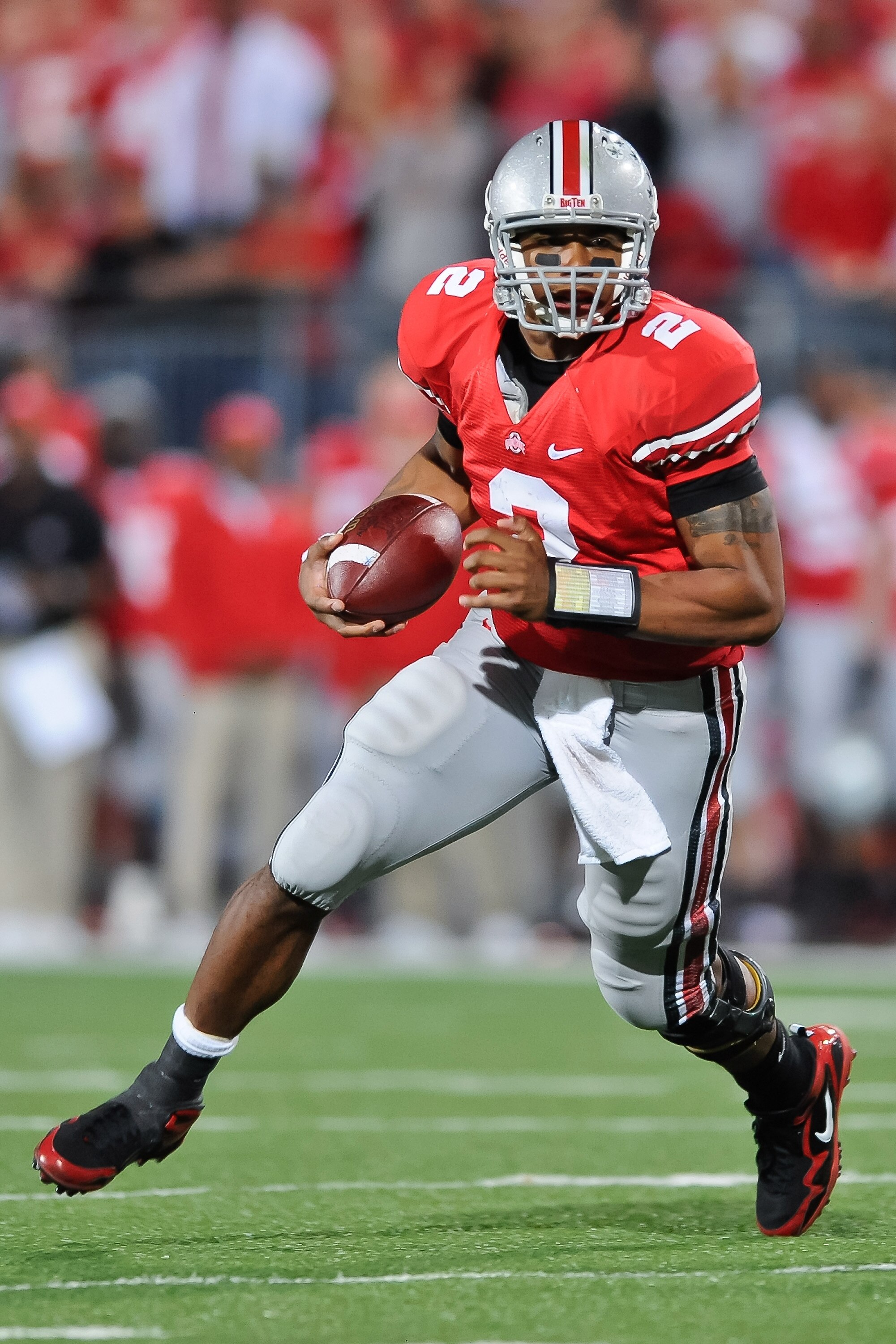 COLUMBUS, OH - NOVEMBER 13:  Quarterback Terrelle Pryor #2 of the Ohio State Buckeyes runs with the ball against the Penn State Nittany Lions at Ohio Stadium on November 13, 2010 in Columbus, Ohio.  (Photo by Jamie Sabau/Getty Images)