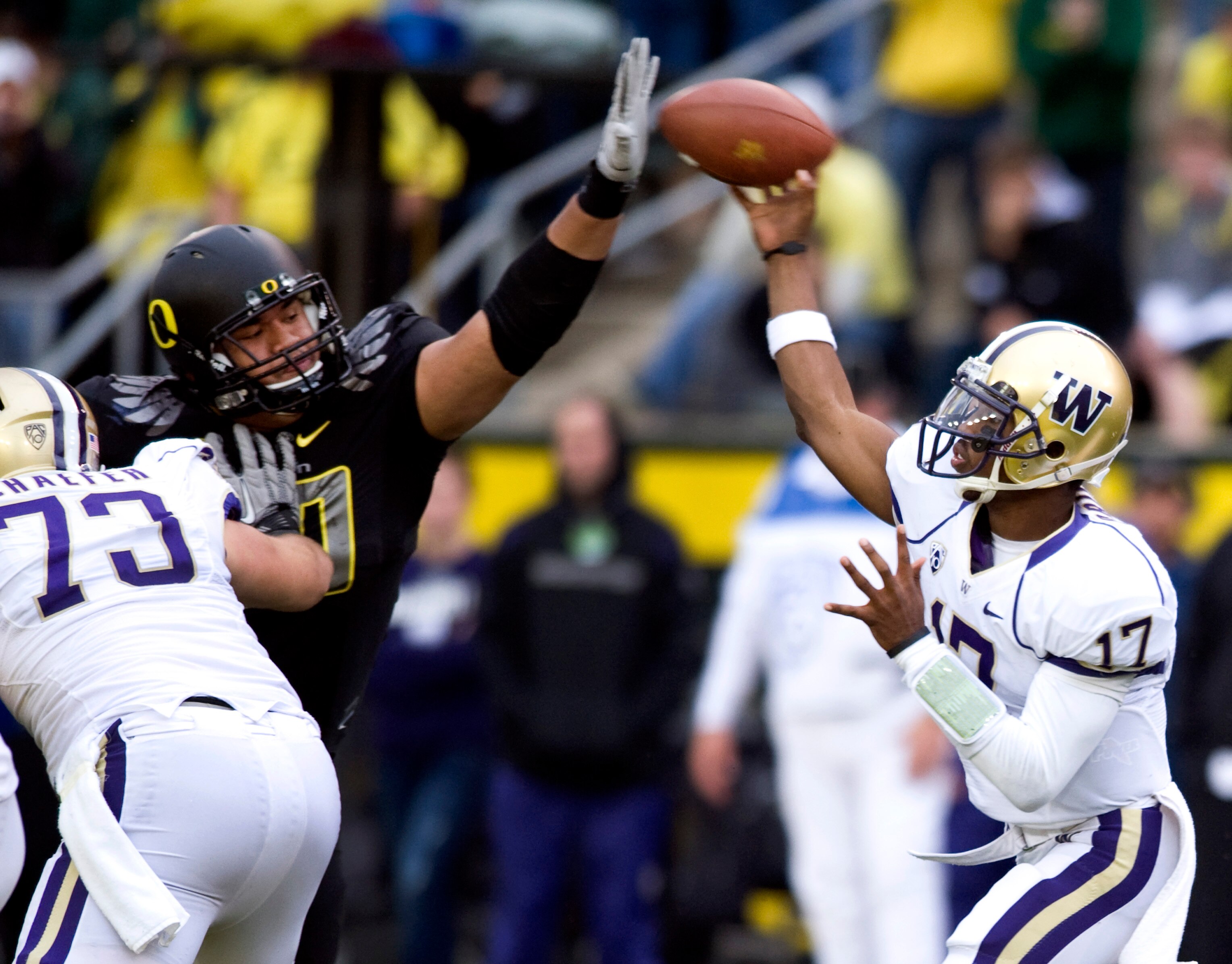 EUGENE, OR - NOVEMBER 06: Defensive tackle Ricky Heimuli #90 of the Oregon Ducks knocks down the pass of quarterback Keith Price #17 of the Washington Huskies in the fourth quarter of the game at Autzen Stadium on November 6, 2010 in Eugene, Oregon. The D