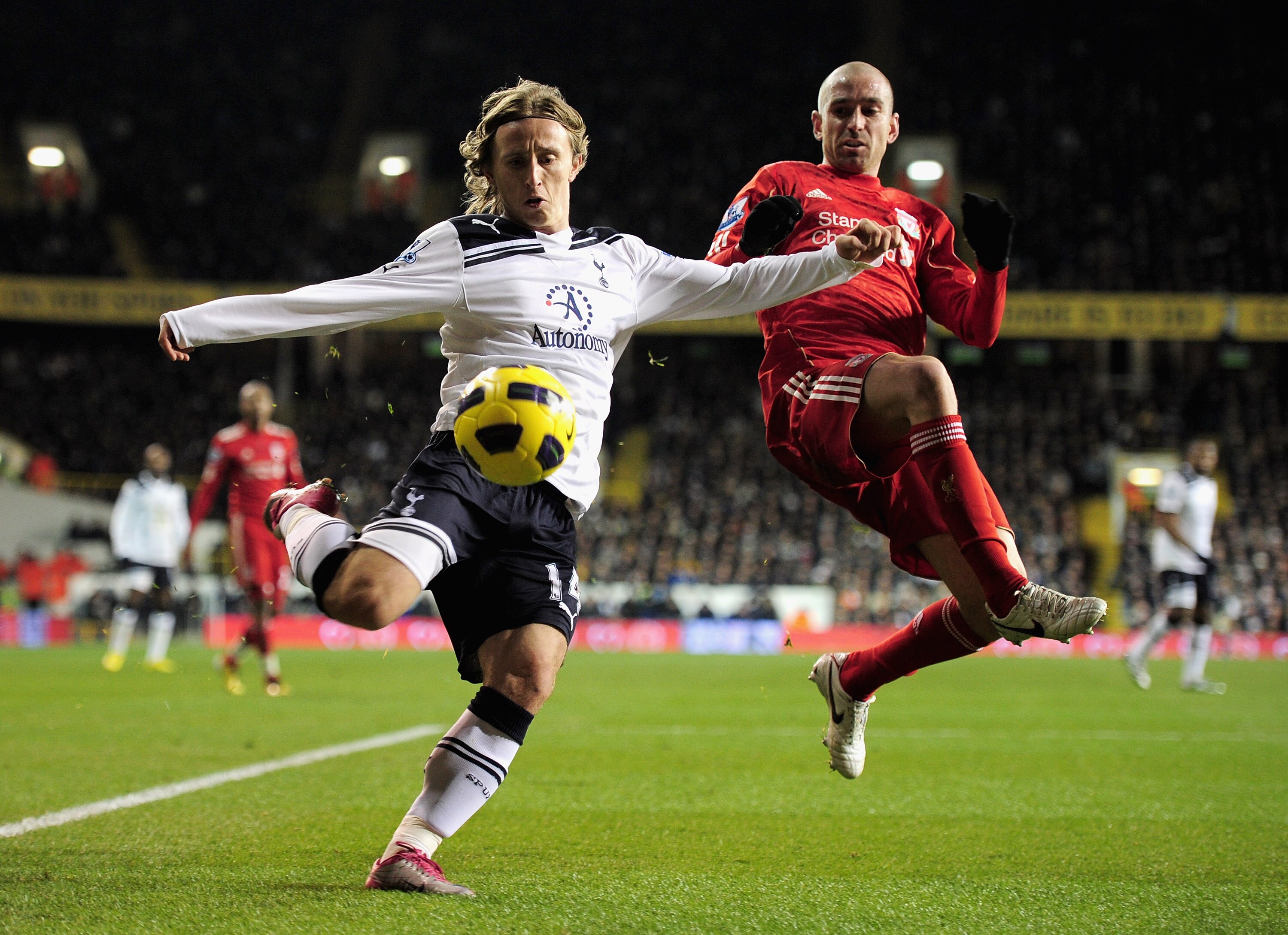 LONDON, ENGLAND - NOVEMBER 28:  Raul Meireles of Liverpool blocks a cross by Luka Modric of Tottenham Hotspur during the Barclays Premier League match between Tottenham Hotspur and Liverpool at White Hart Lane on November 28, 2010 in London, England.  (Ph