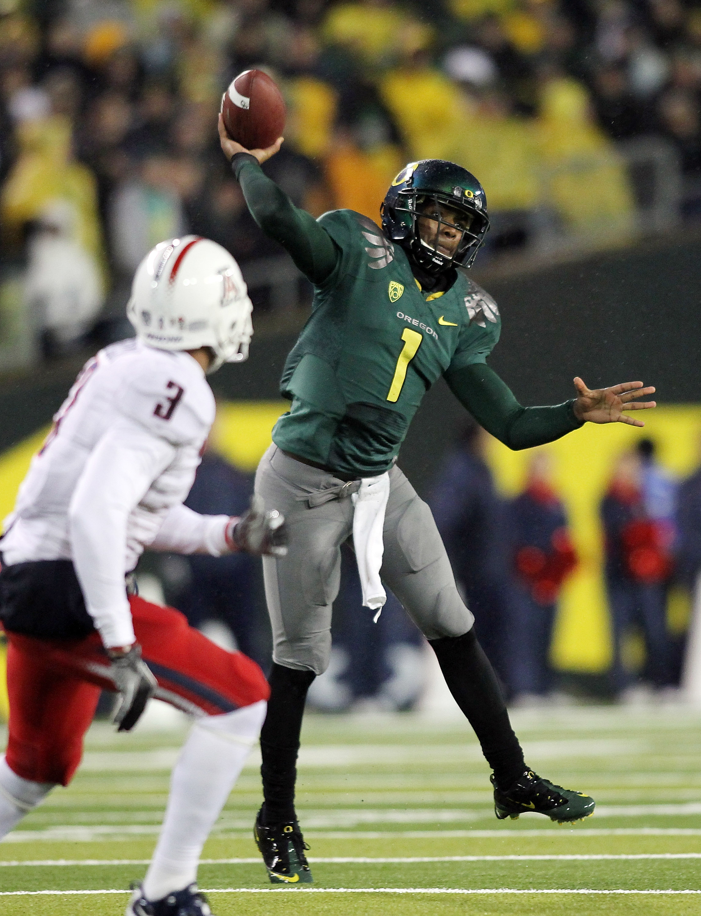 EUGENE, OR - NOVEMBER 26:  Quarterback Darron Thomas #1 of the Oregon Ducks throws a pass against the Arizona Wildcats on November 26, 2010 at the Autzen Stadium in Eugene, Oregon.  (Photo by Jonathan Ferrey/Getty Images)